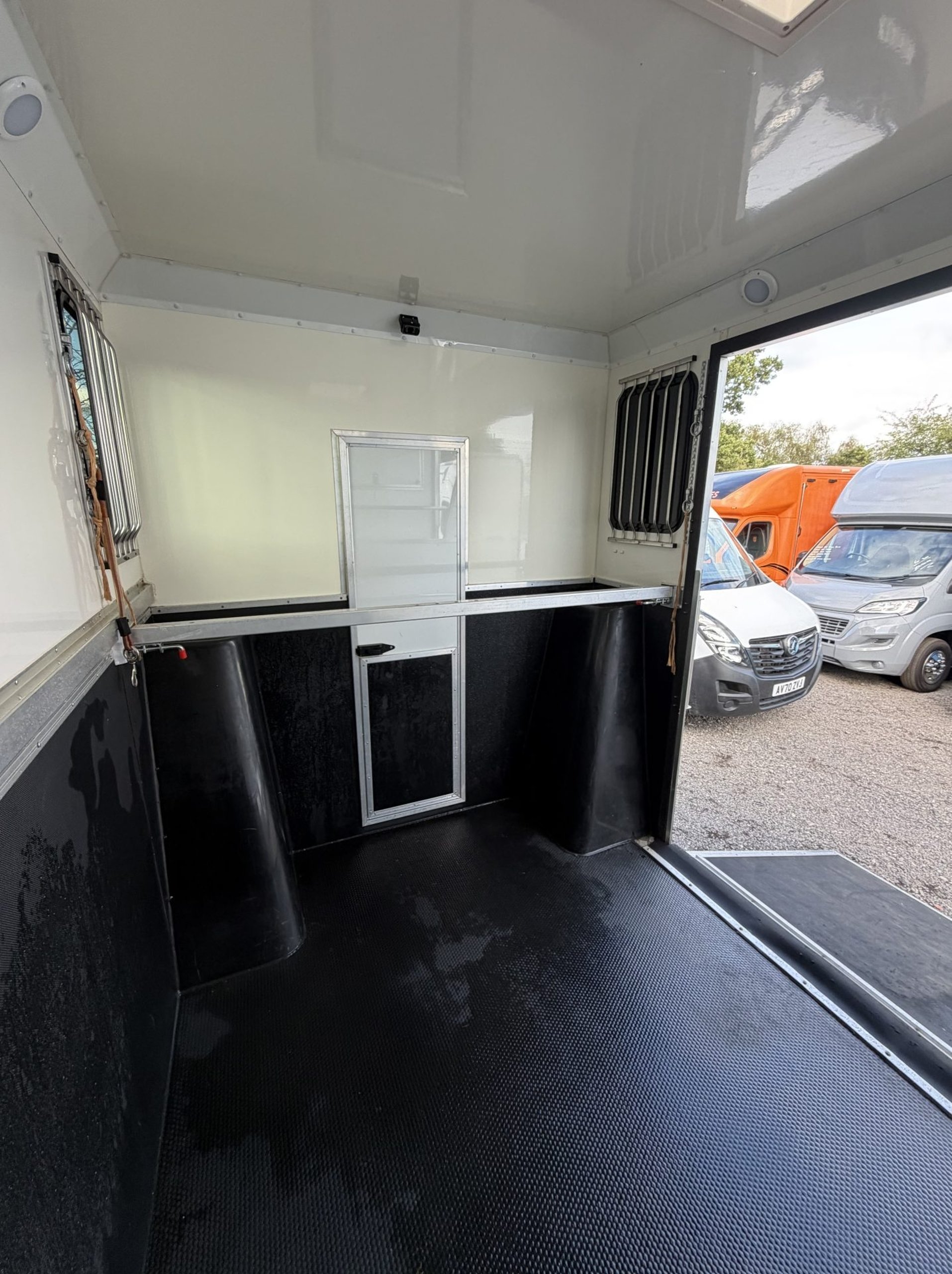 3.5t Peugeot Boxer by Regent - image 9 of 18