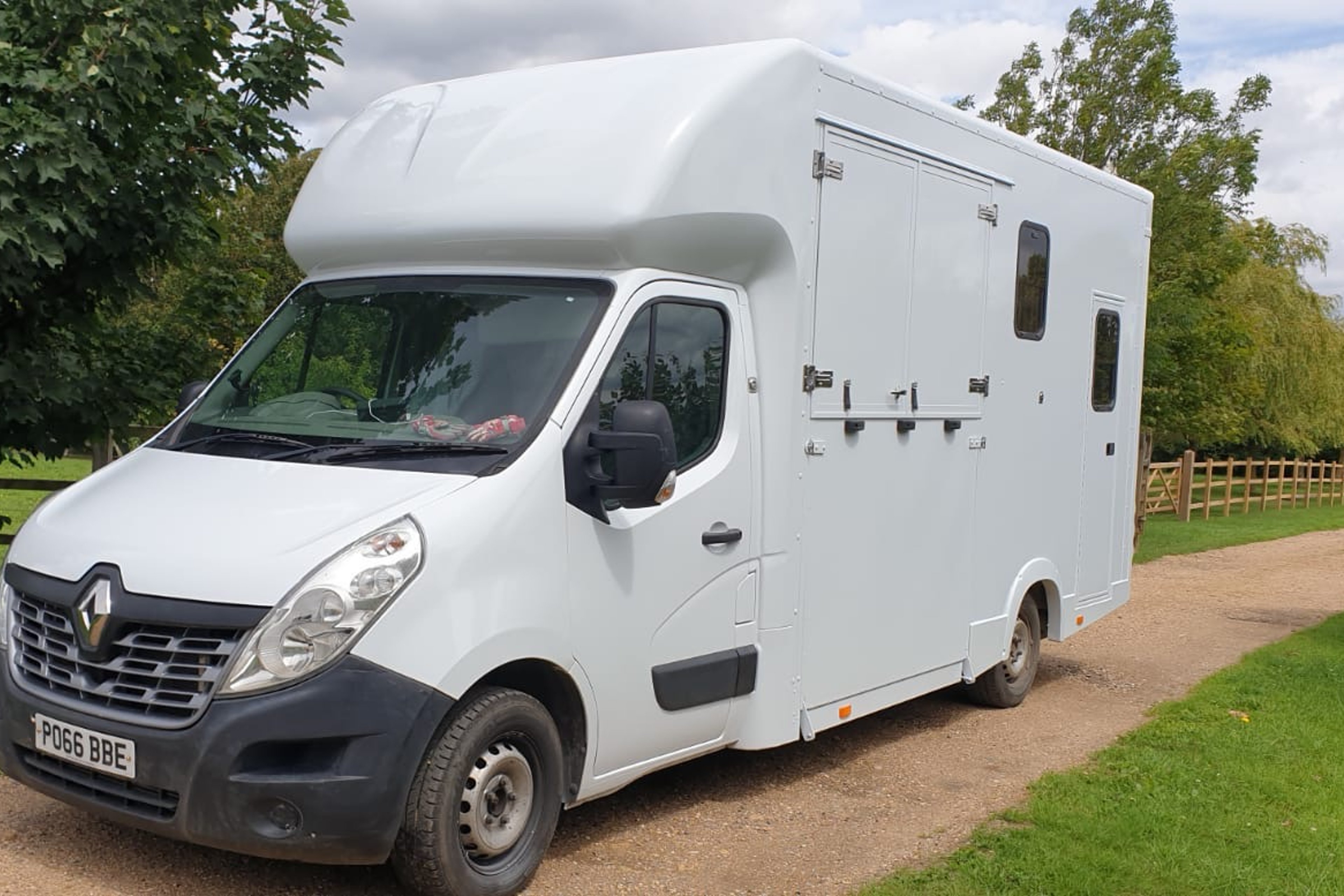 3.5t Renault Master Horsebox - 2017