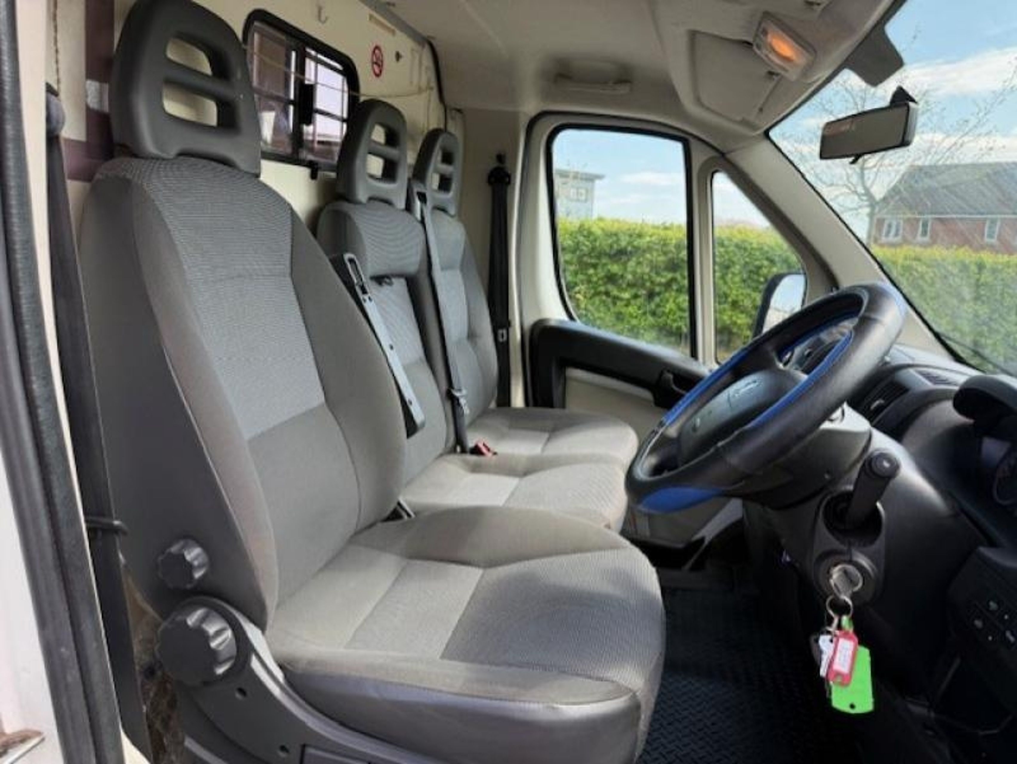 3.5t Peugeot Boxer by Mainline - image 2 of 12