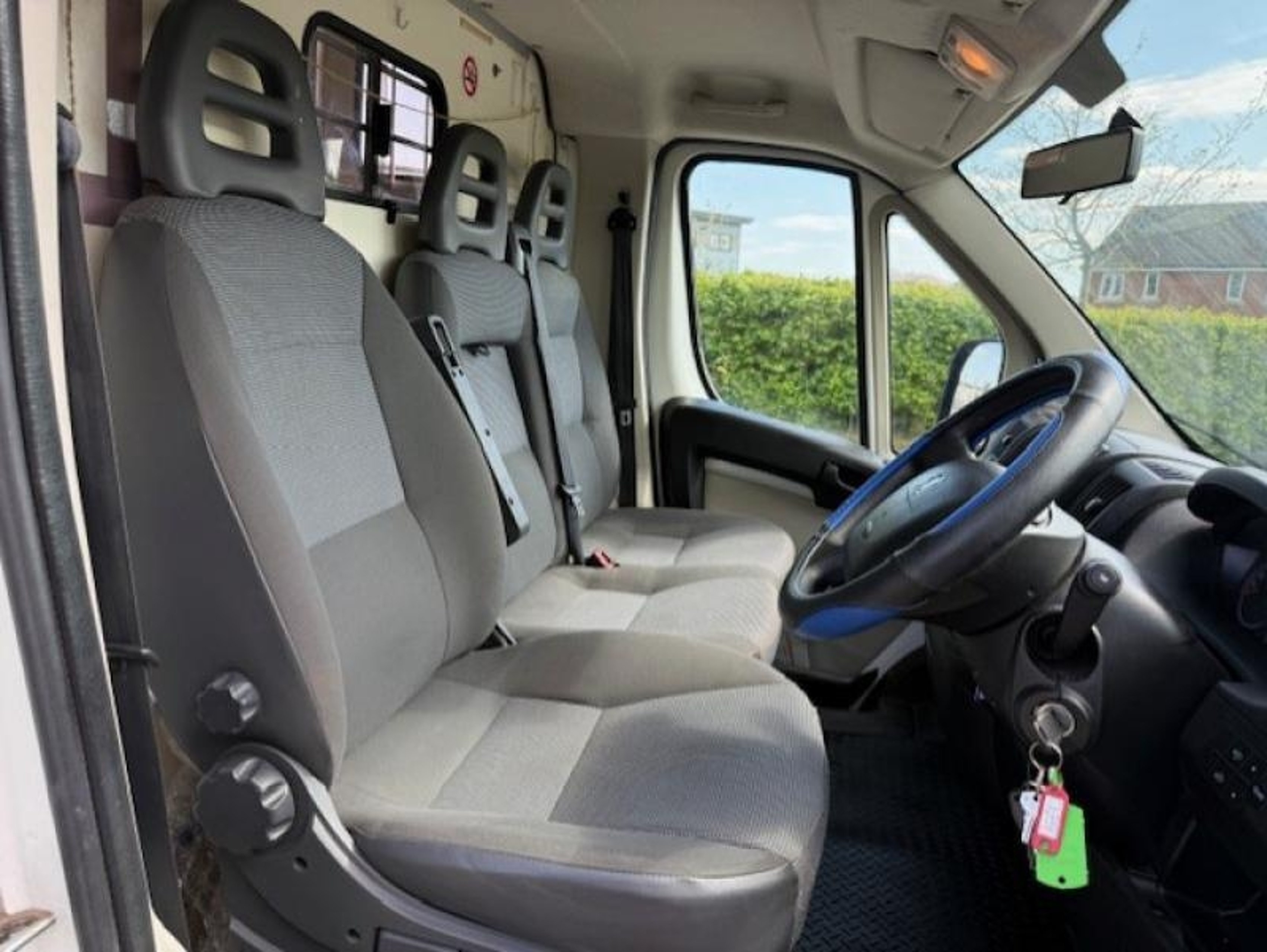 3.5t Peugeot Boxer by Mainline - image 2 of 12