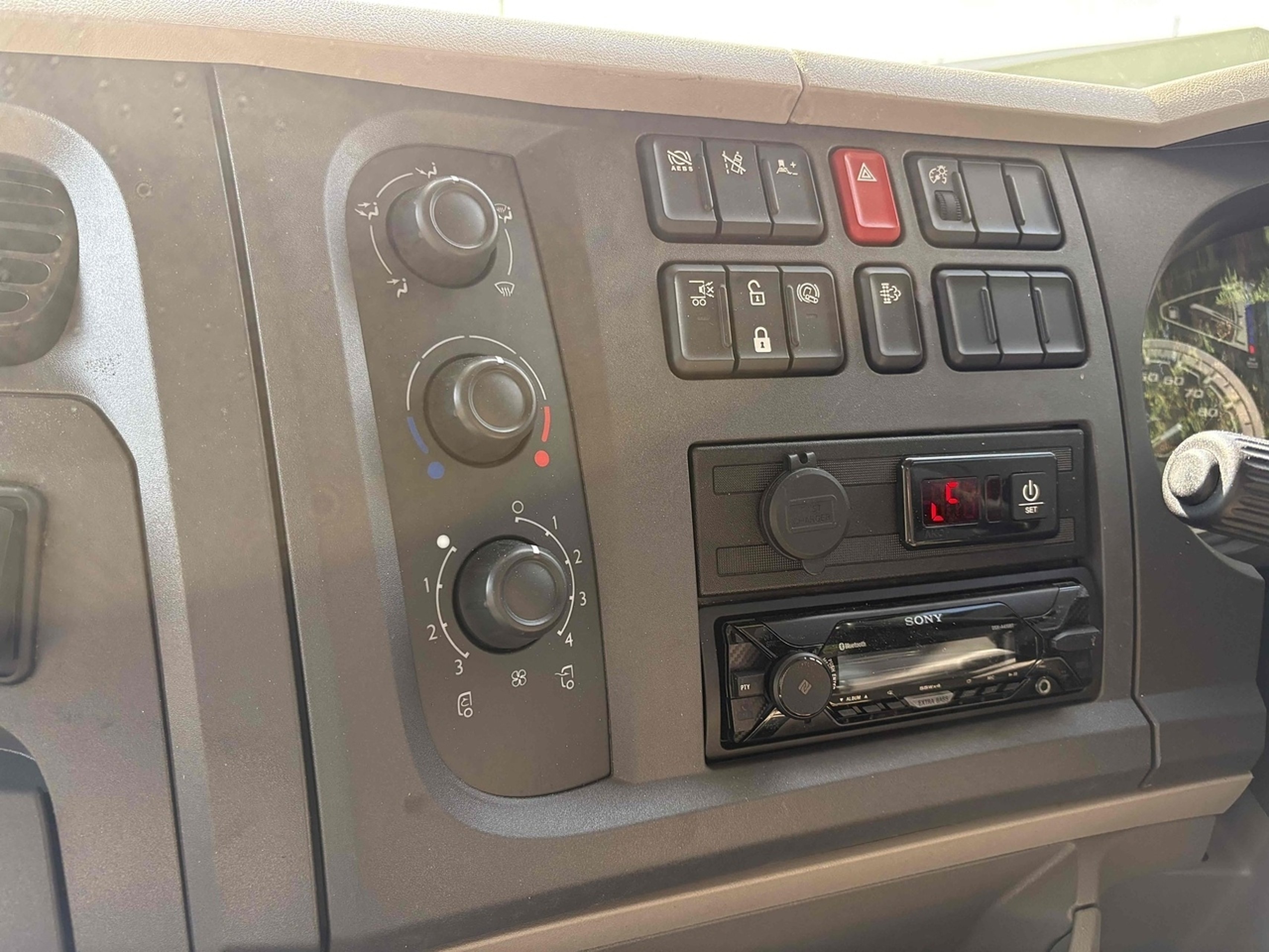 7.5t DAF LF by PRB Horseboxes - image 17 of 18