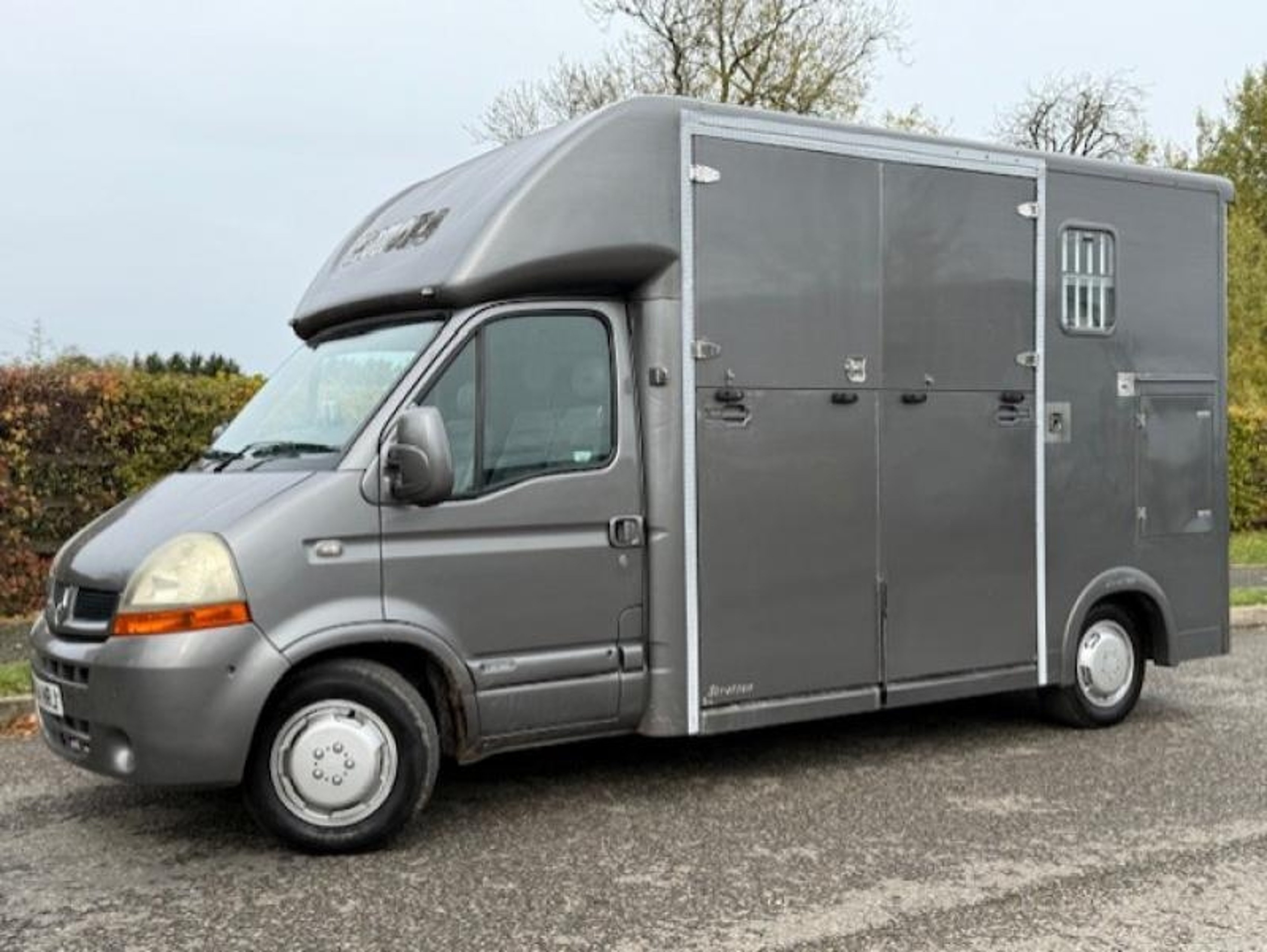 3.9T Renault Master by Stratton Horseboxes - image 1 of 8