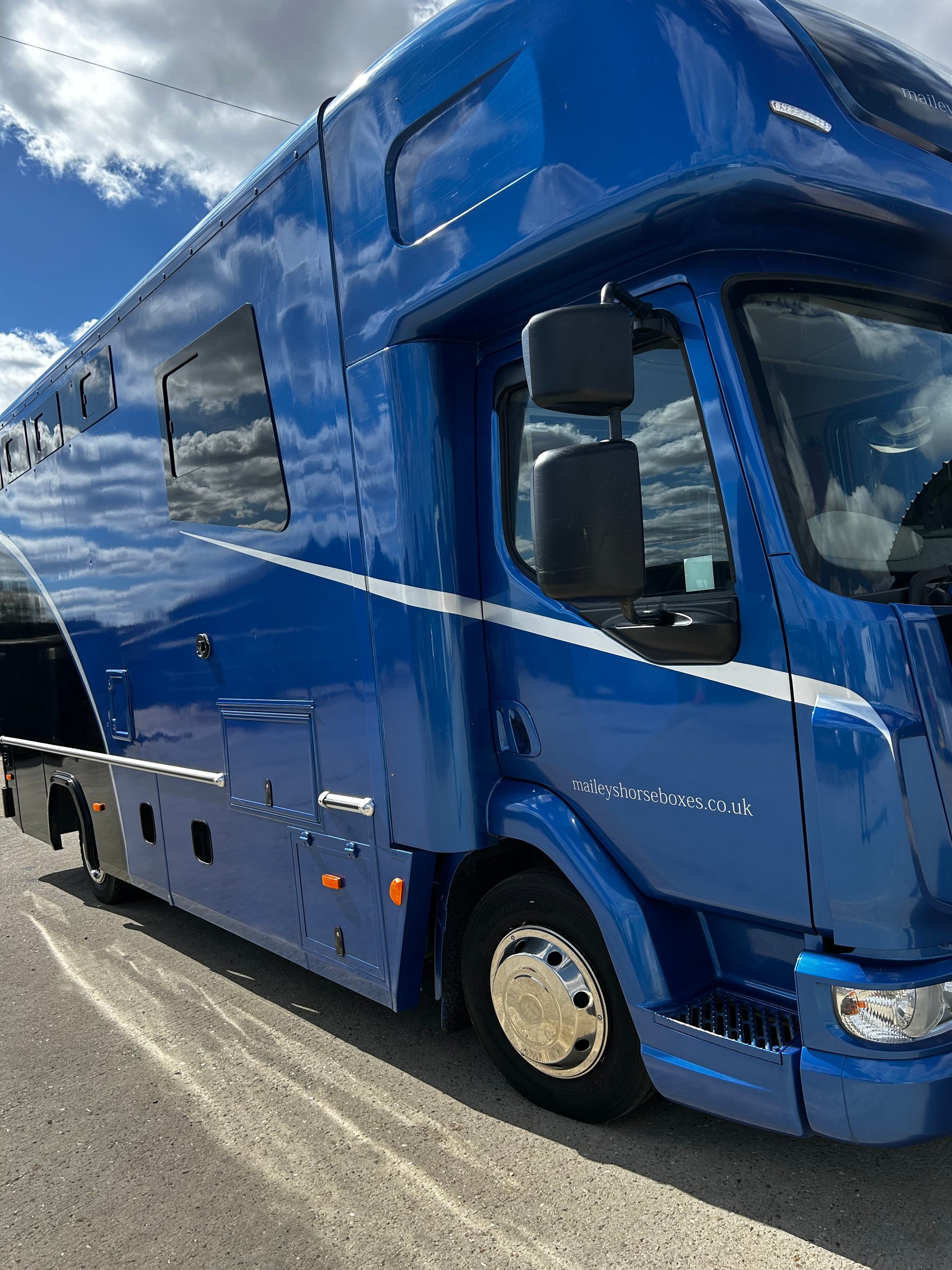 7.5t DAF LF 150 - Euro 6 Bespoke Coachbuilt Horsebox - Stalled for Three - image 4 of 18