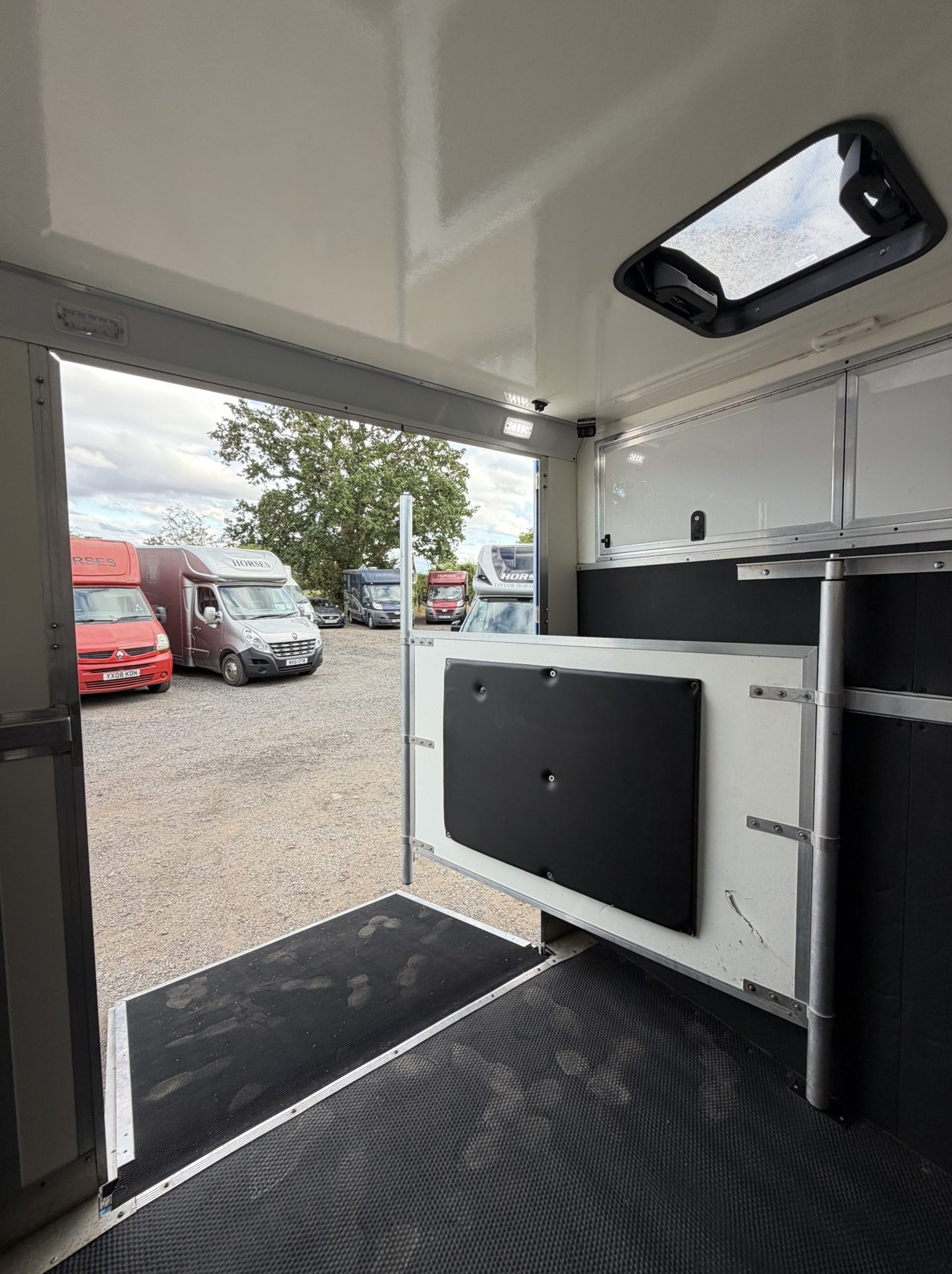 3.5t Renault Master by Cross Country - image 8 of 18