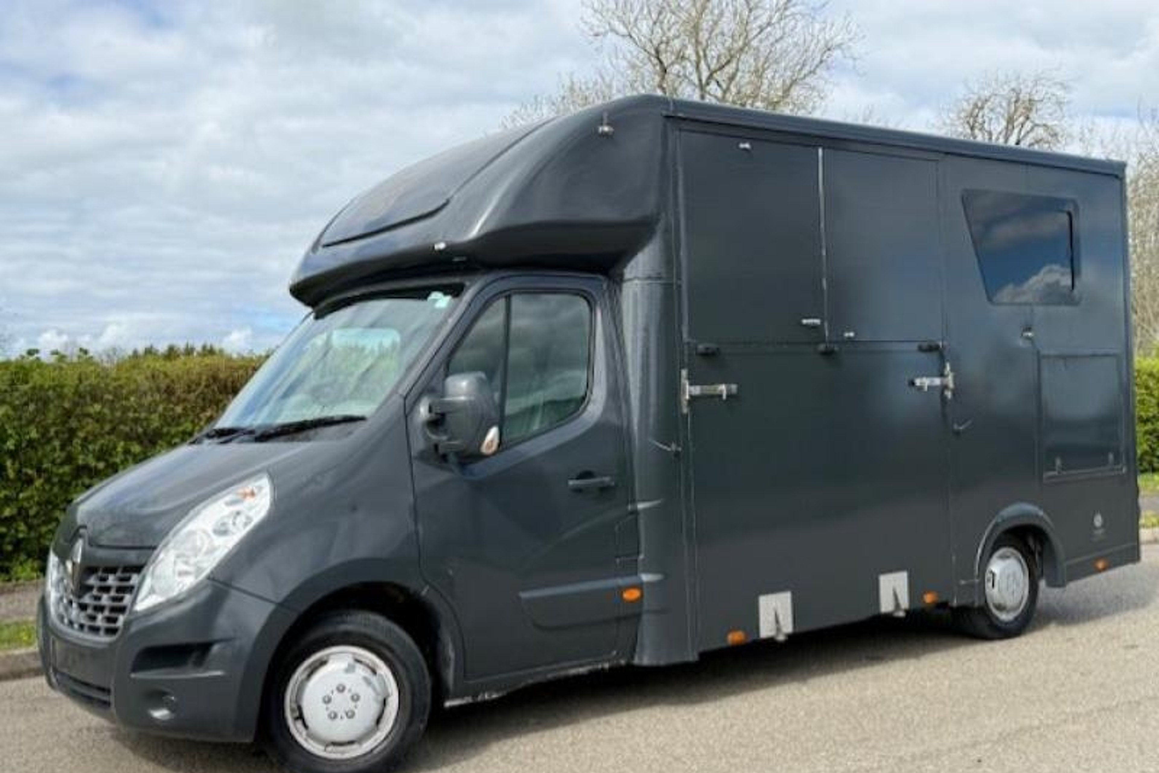 3.5t Renault Master by Stable Coach Works