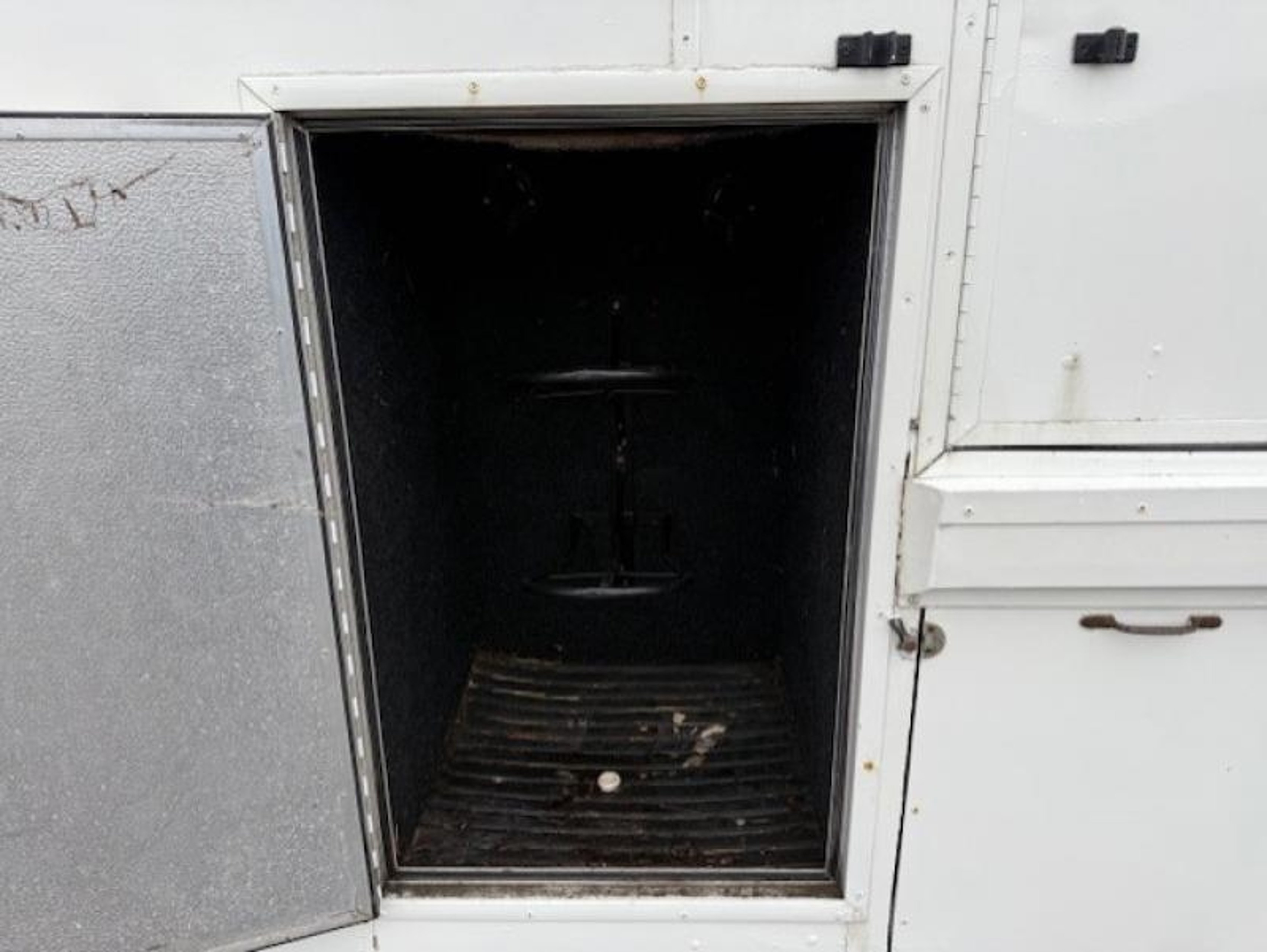 7.5T MAN Coach Built Horsebox - Stalled for 3 - image 8 of 16