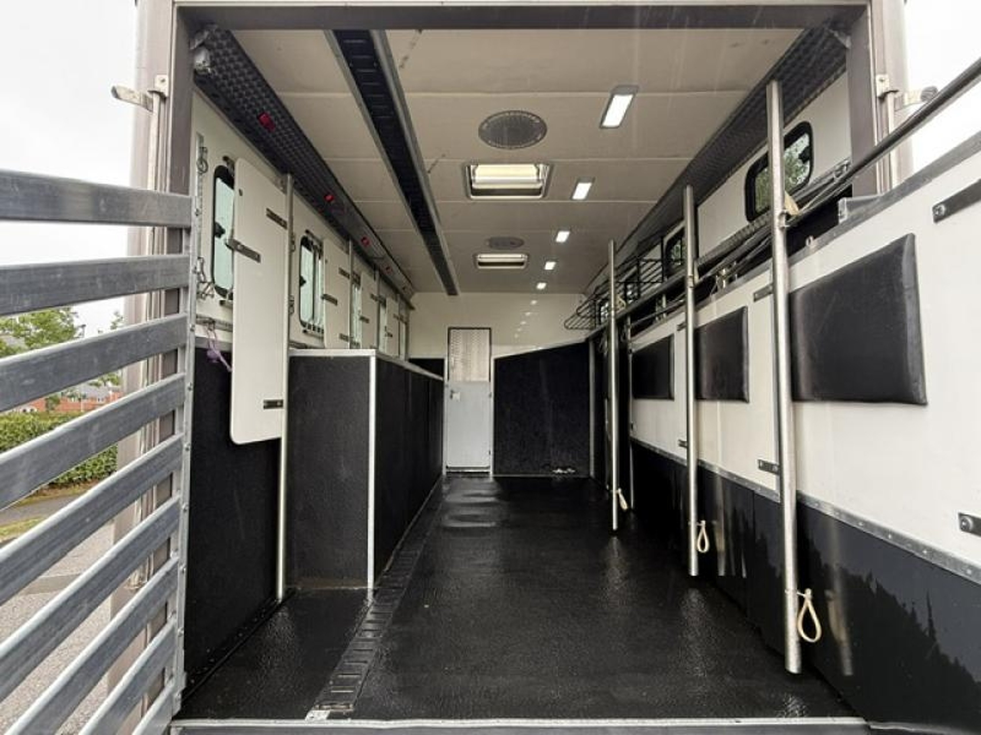 12t DAF Lf 220 by JM Horseboxes - image 16 of 17