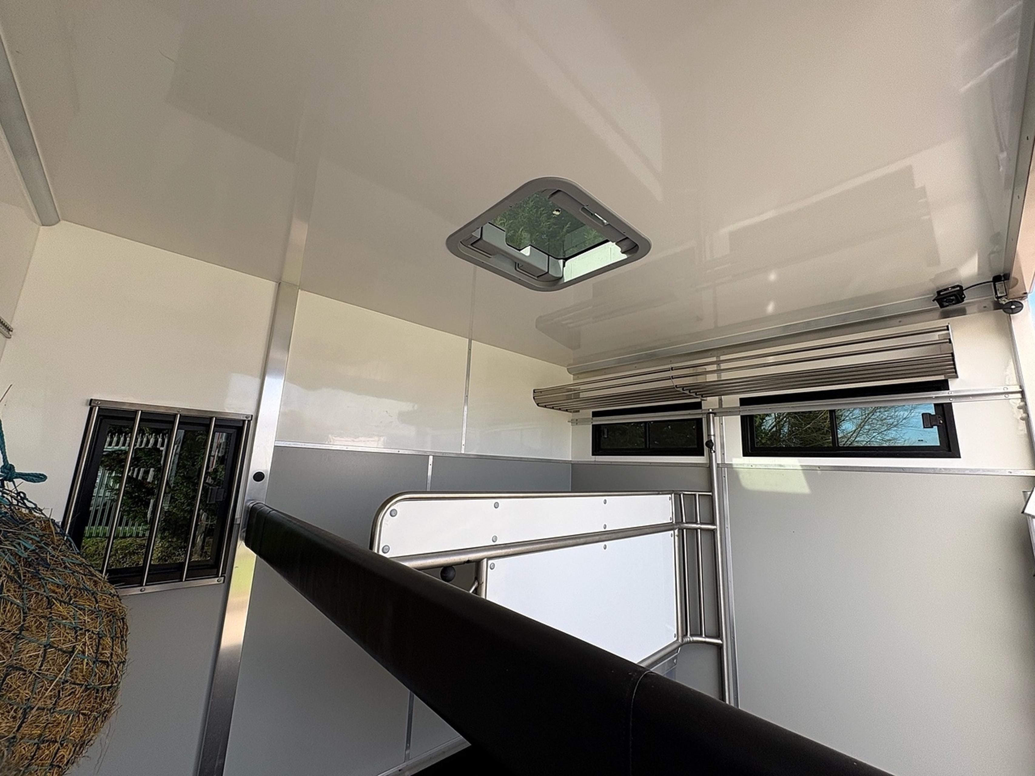 7.2t Iveco by PRB Horseboxes - image 6 of 18