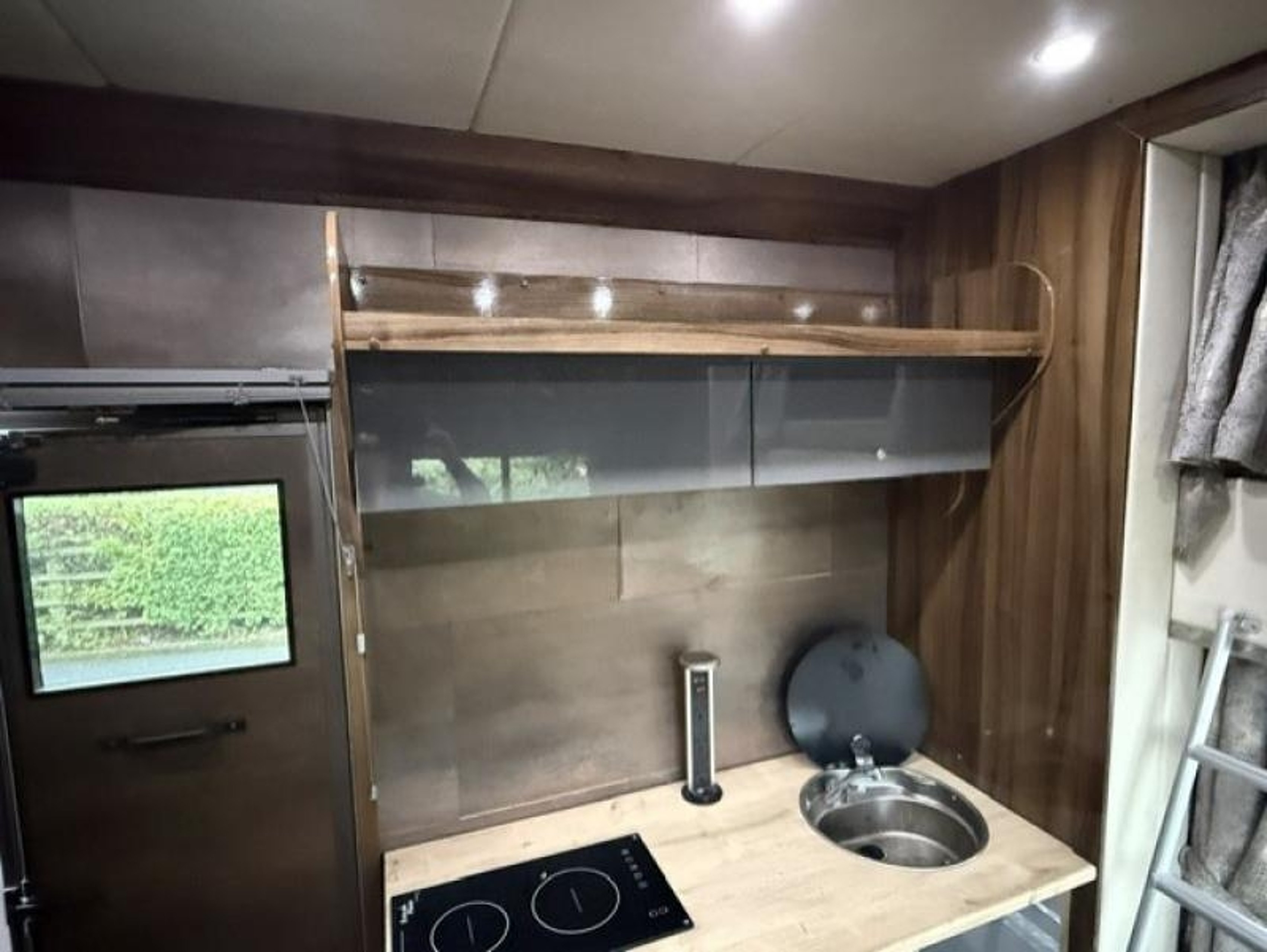 12t DAF Lf 220 by JM Horseboxes - image 9 of 17