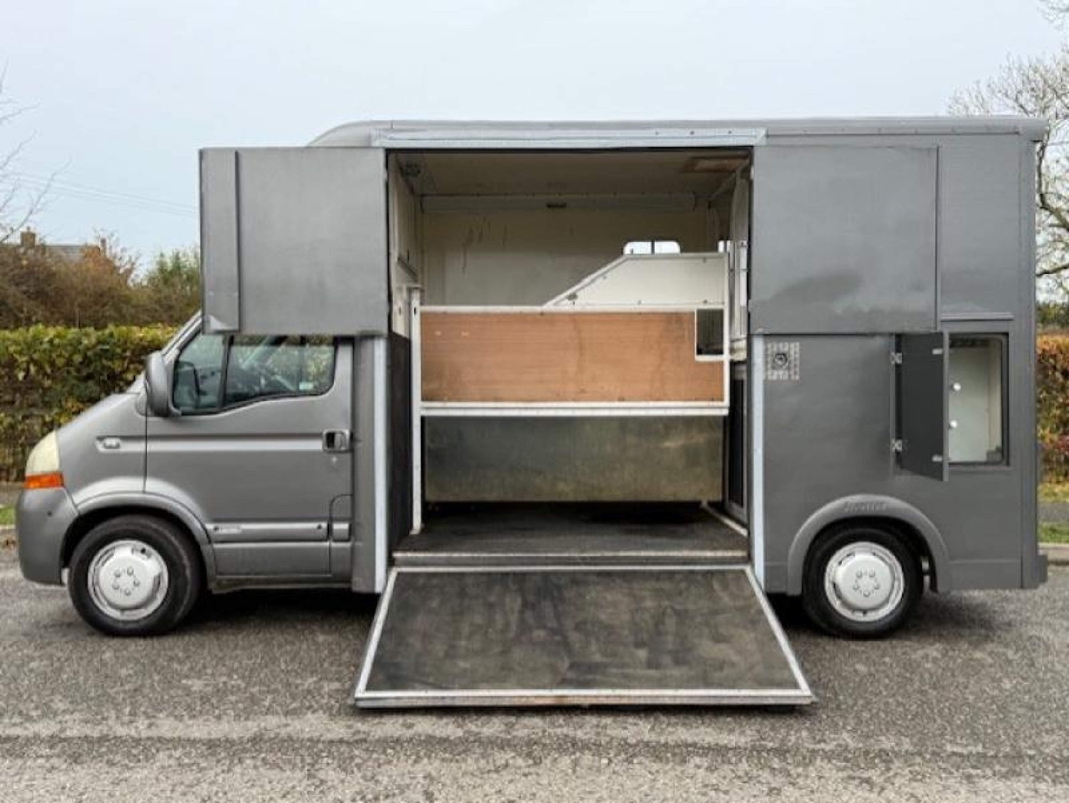 3.9T Renault Master by Stratton Horseboxes - image 6 of 8