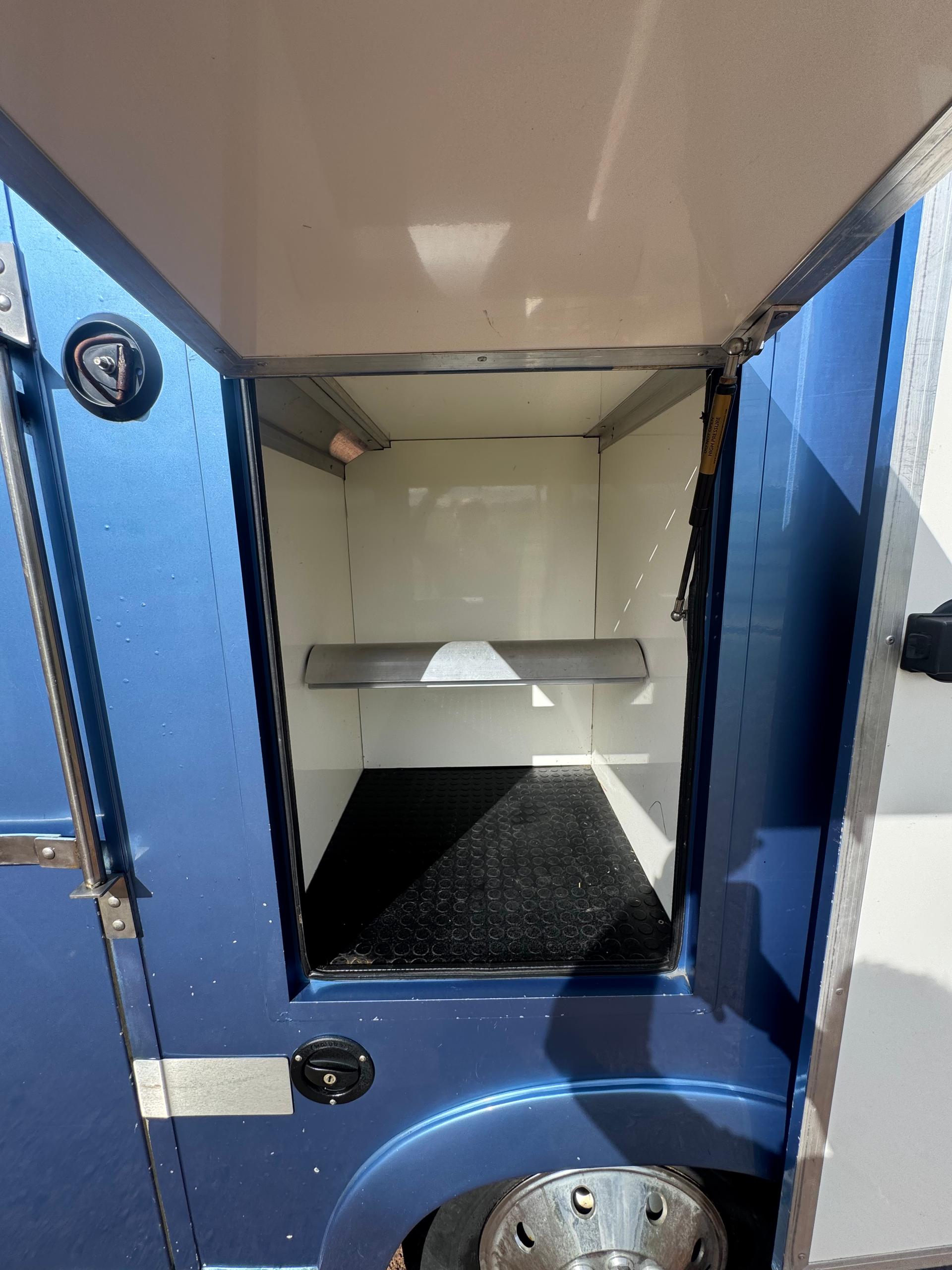 GDR Coachbuilt 4.5T Horsebox - image 5 of 13