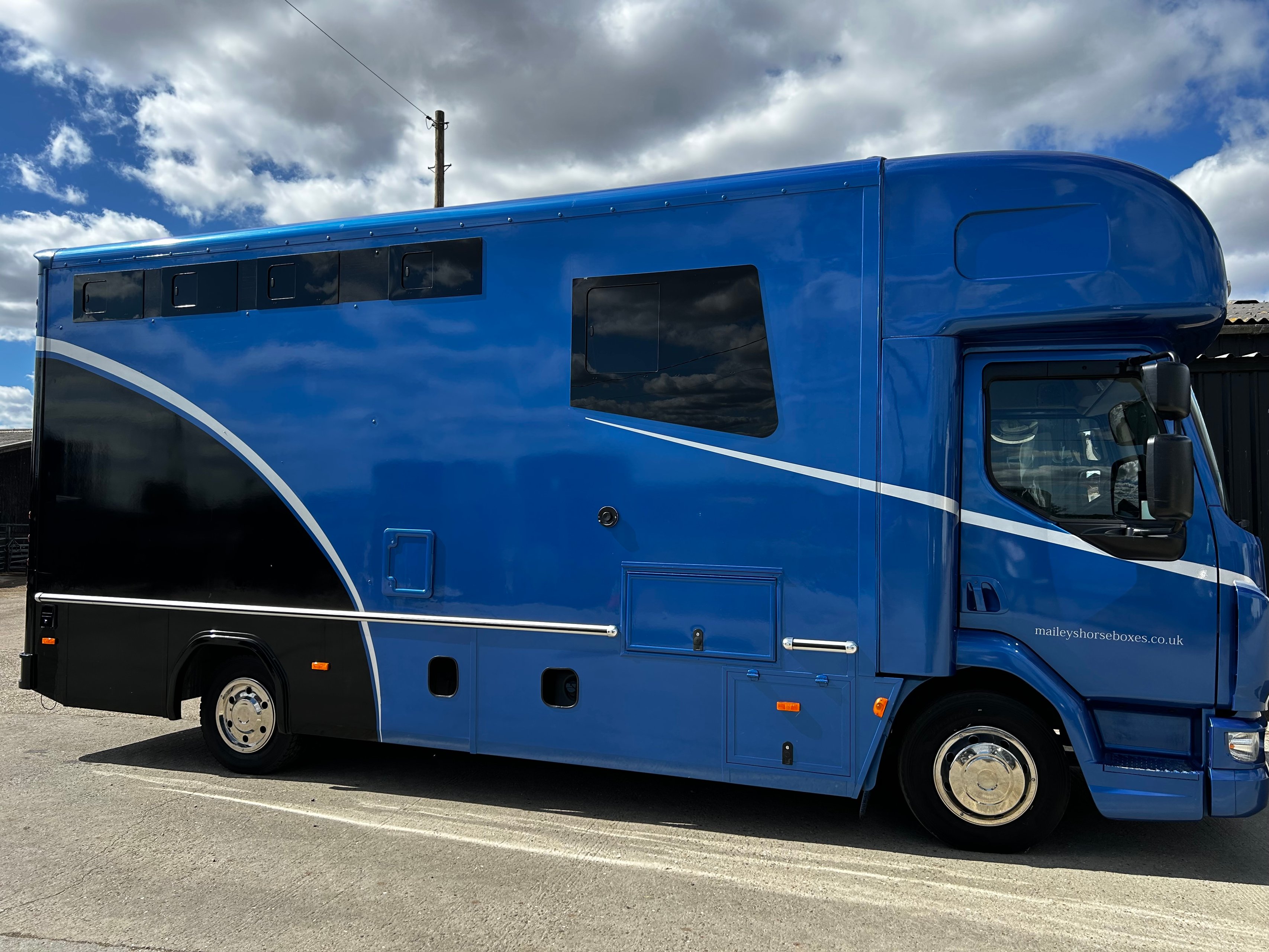 7.5t DAF LF 150 - Euro 6 Bespoke Coachbuilt Horsebox - Stalled for Three - image 2 of 18