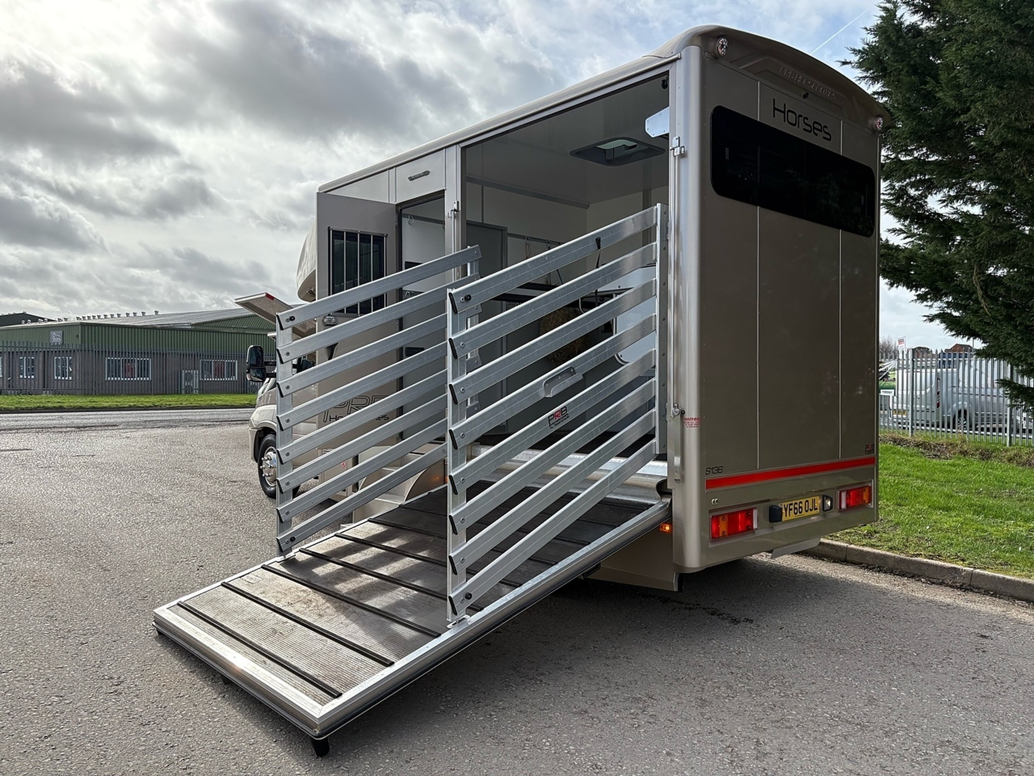 7.2t Iveco by PRB Horseboxes - image 7 of 18