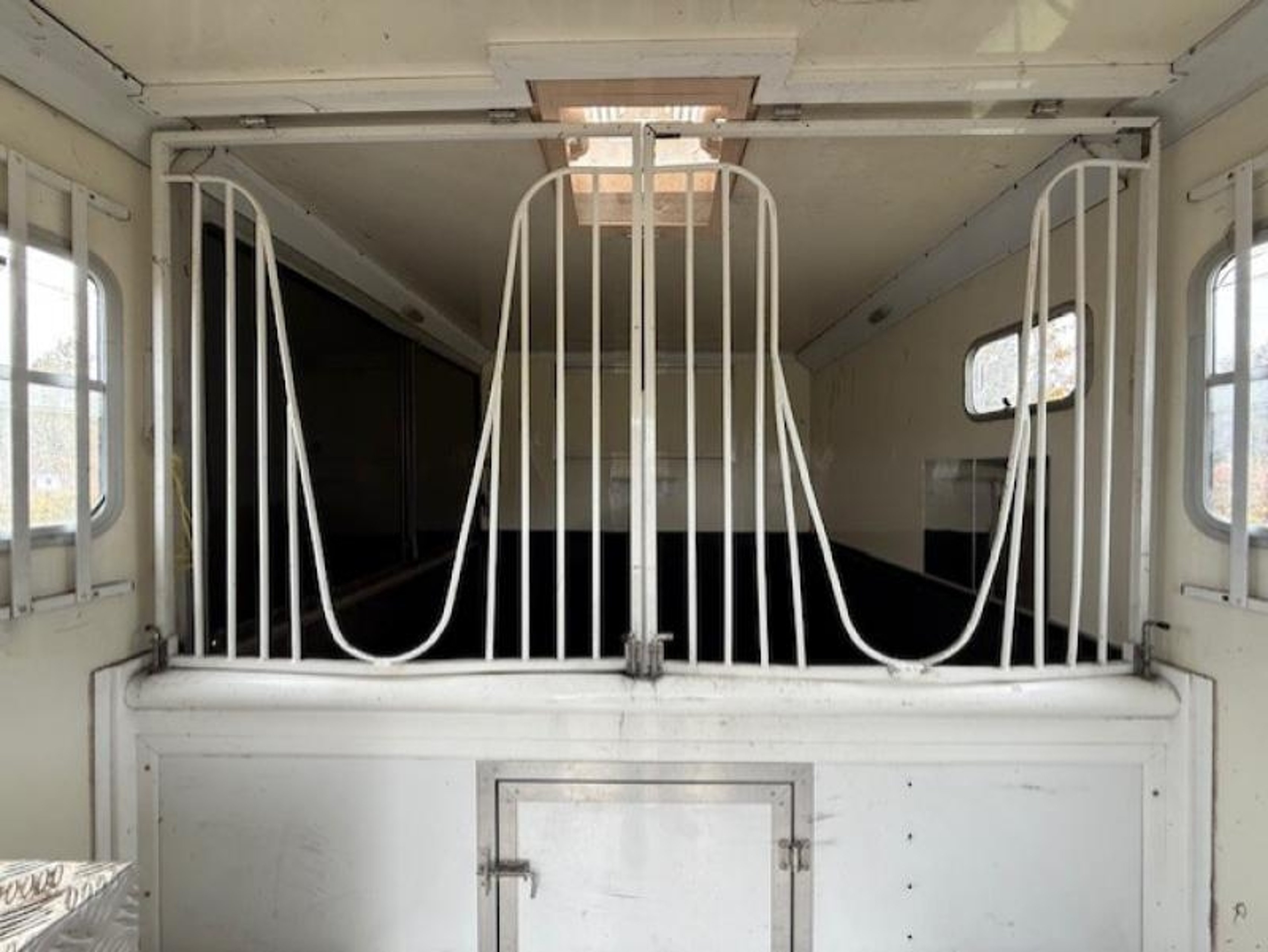 3.9T Renault Master by Stratton Horseboxes - image 3 of 8