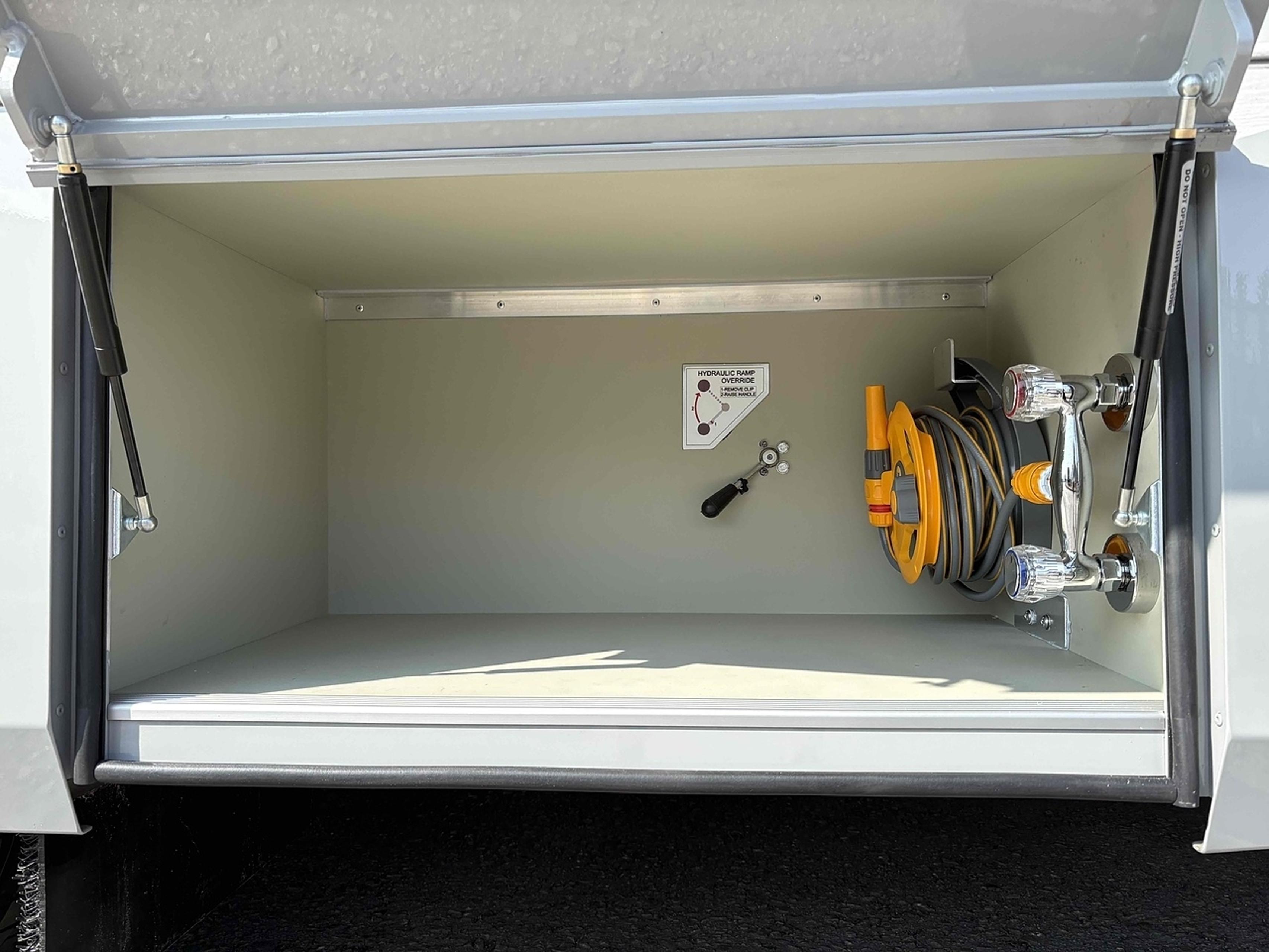 7.5t DAF LF by PRB Horseboxes - image 6 of 18