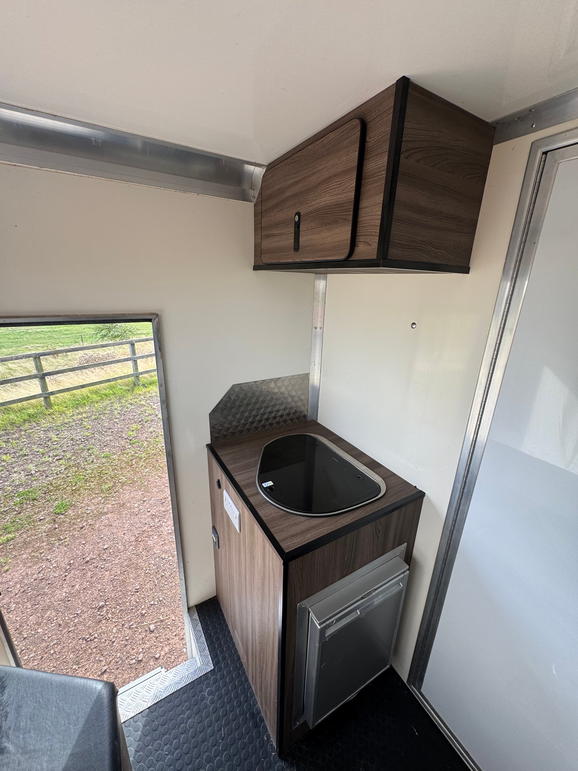 GDR Coachbuilt 4.5T Horsebox - image 9 of 13