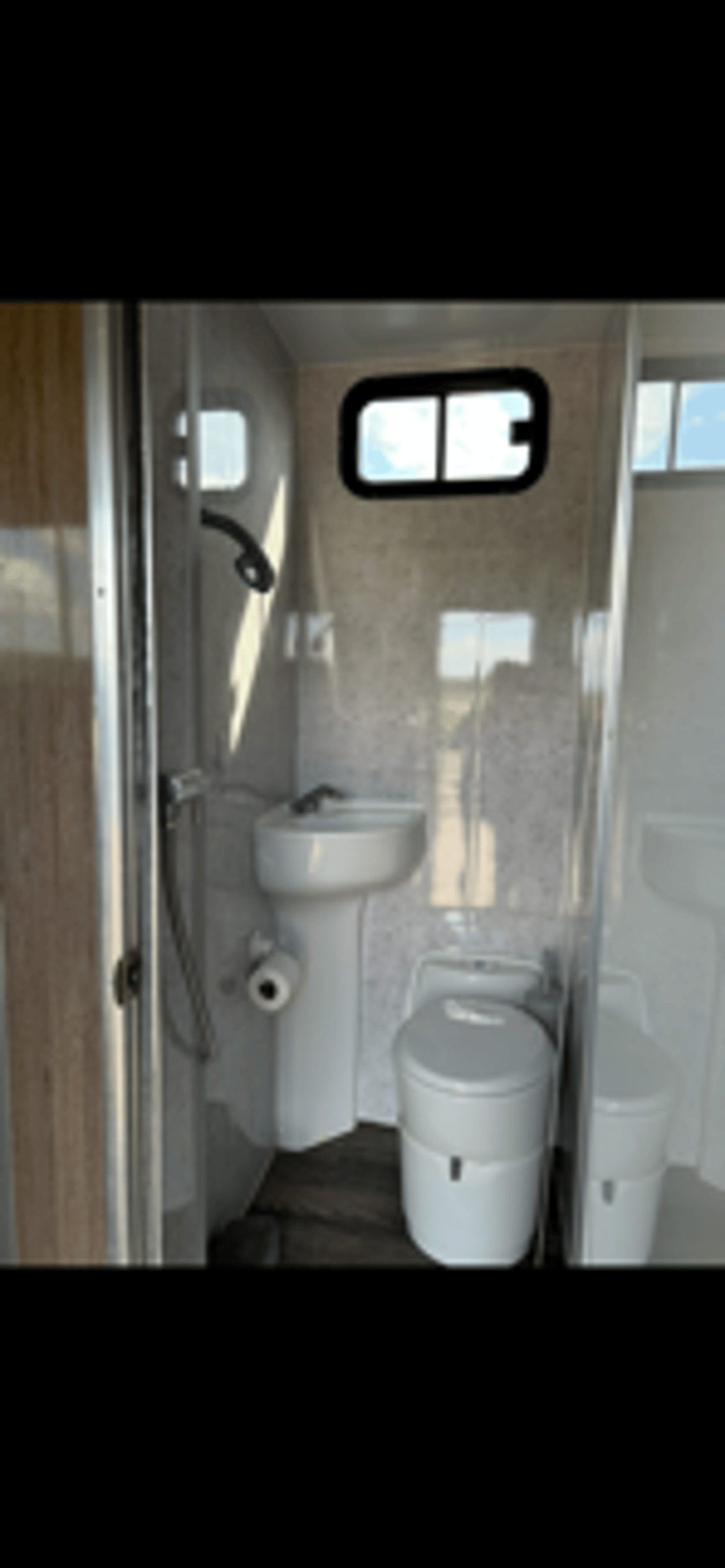7.5t DAF LF 150 - Euro 6 Bespoke Coachbuilt Horsebox - Stalled for Three - image 8 of 18