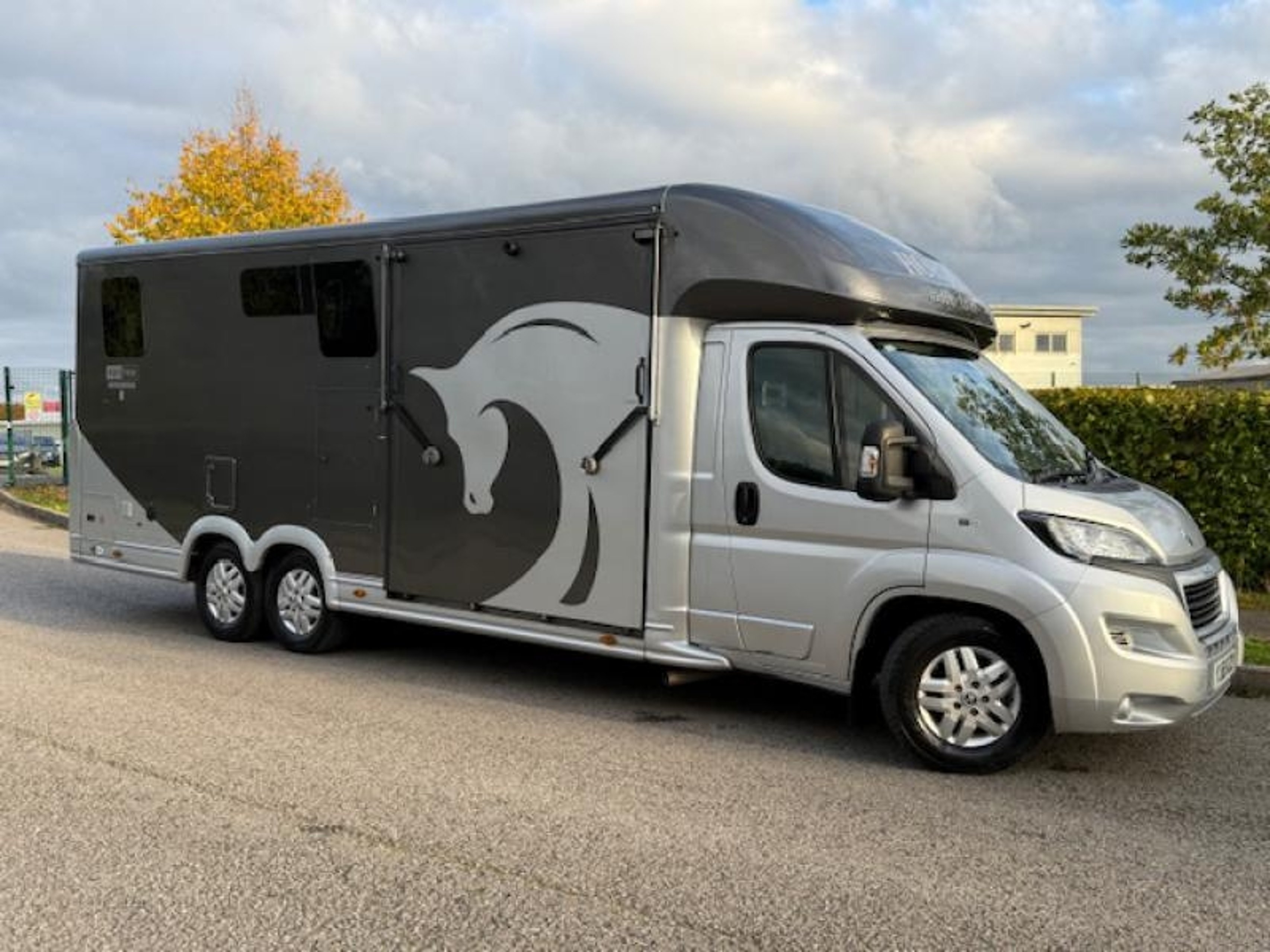 Beautiful 5t Equi-Trek Valiant - image 1 of 1