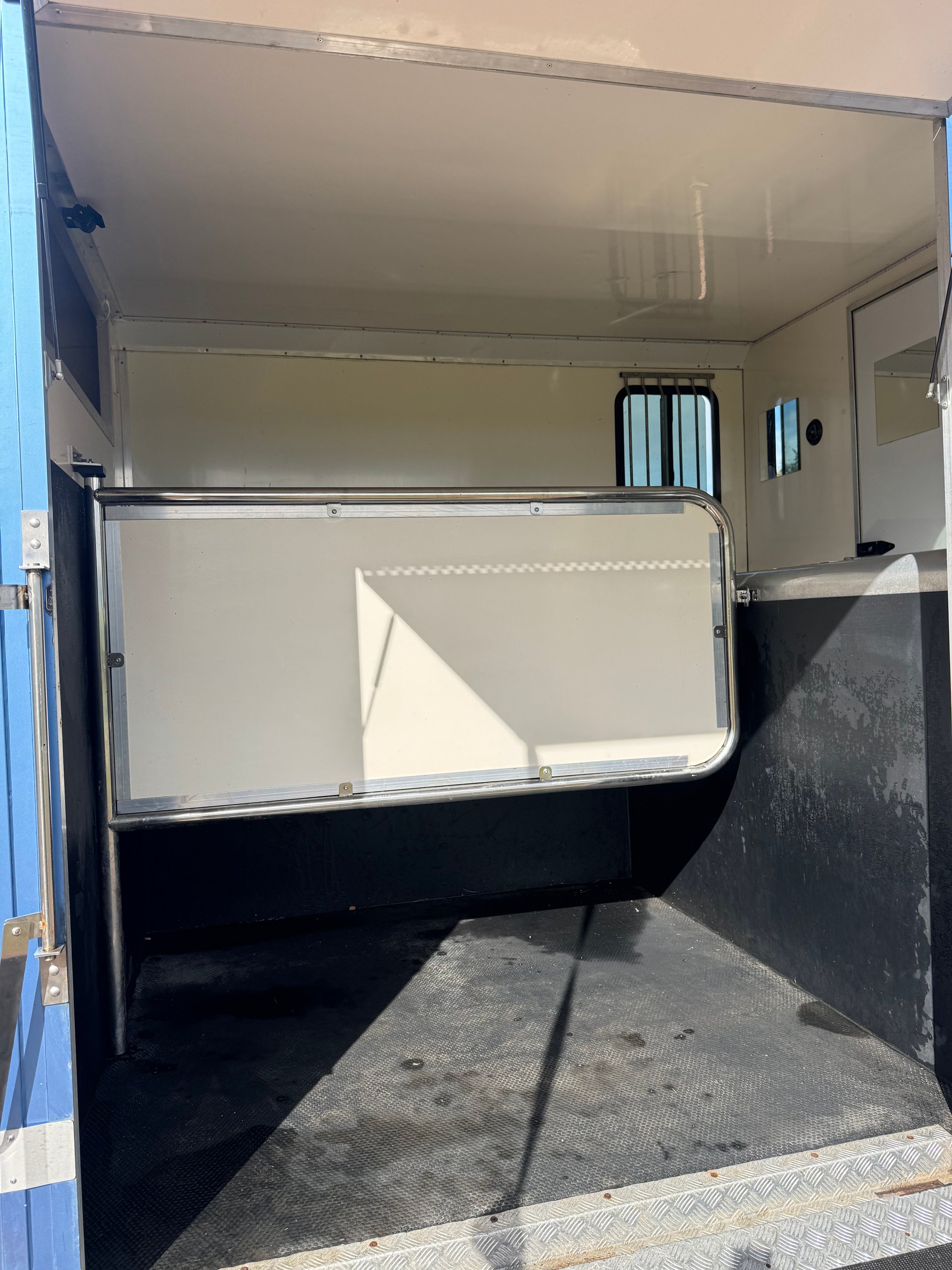 GDR Coachbuilt 4.5T Horsebox - image 11 of 13