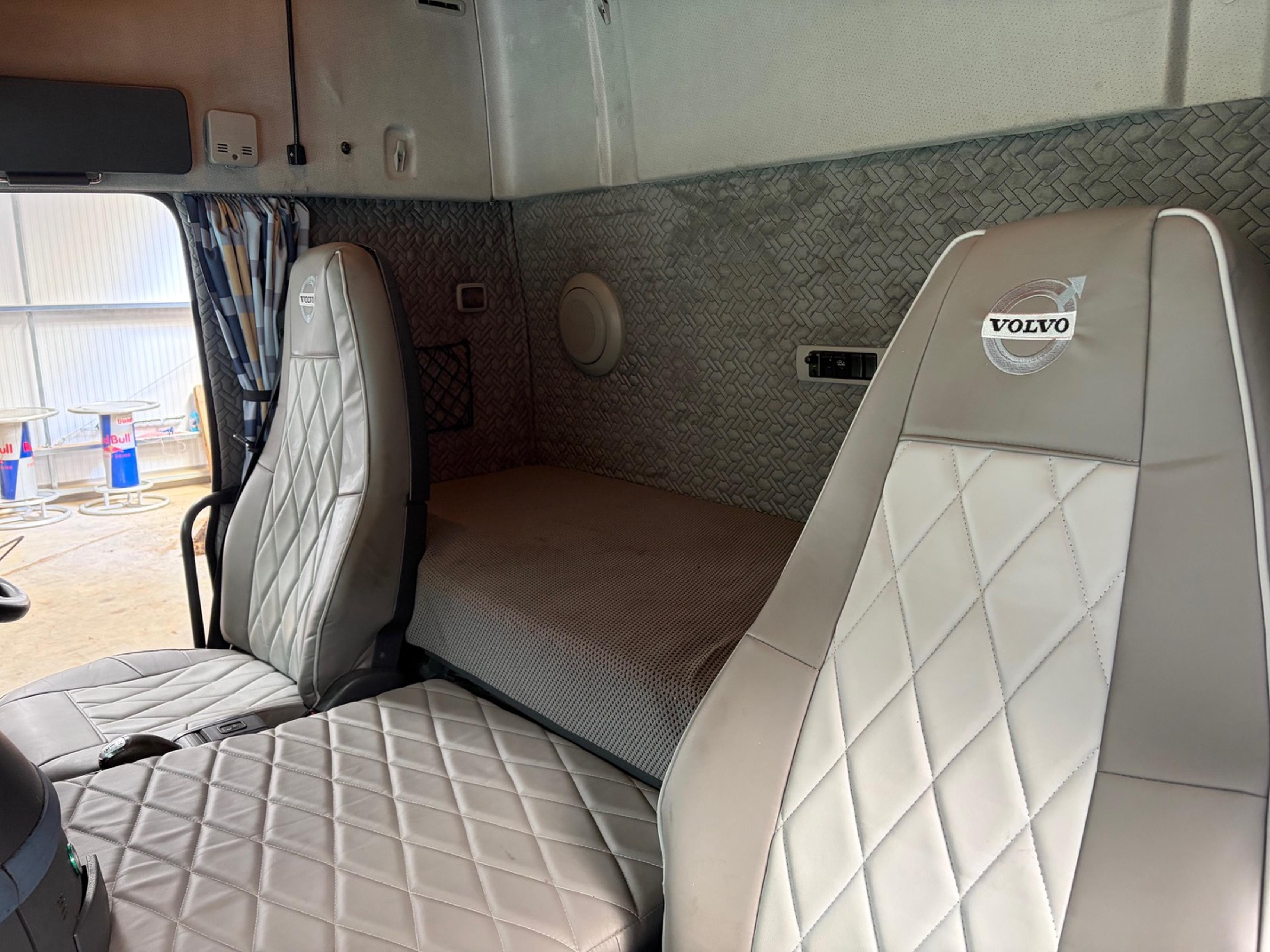 18t Volvo FM300 - Four Stalls - image 5 of 15