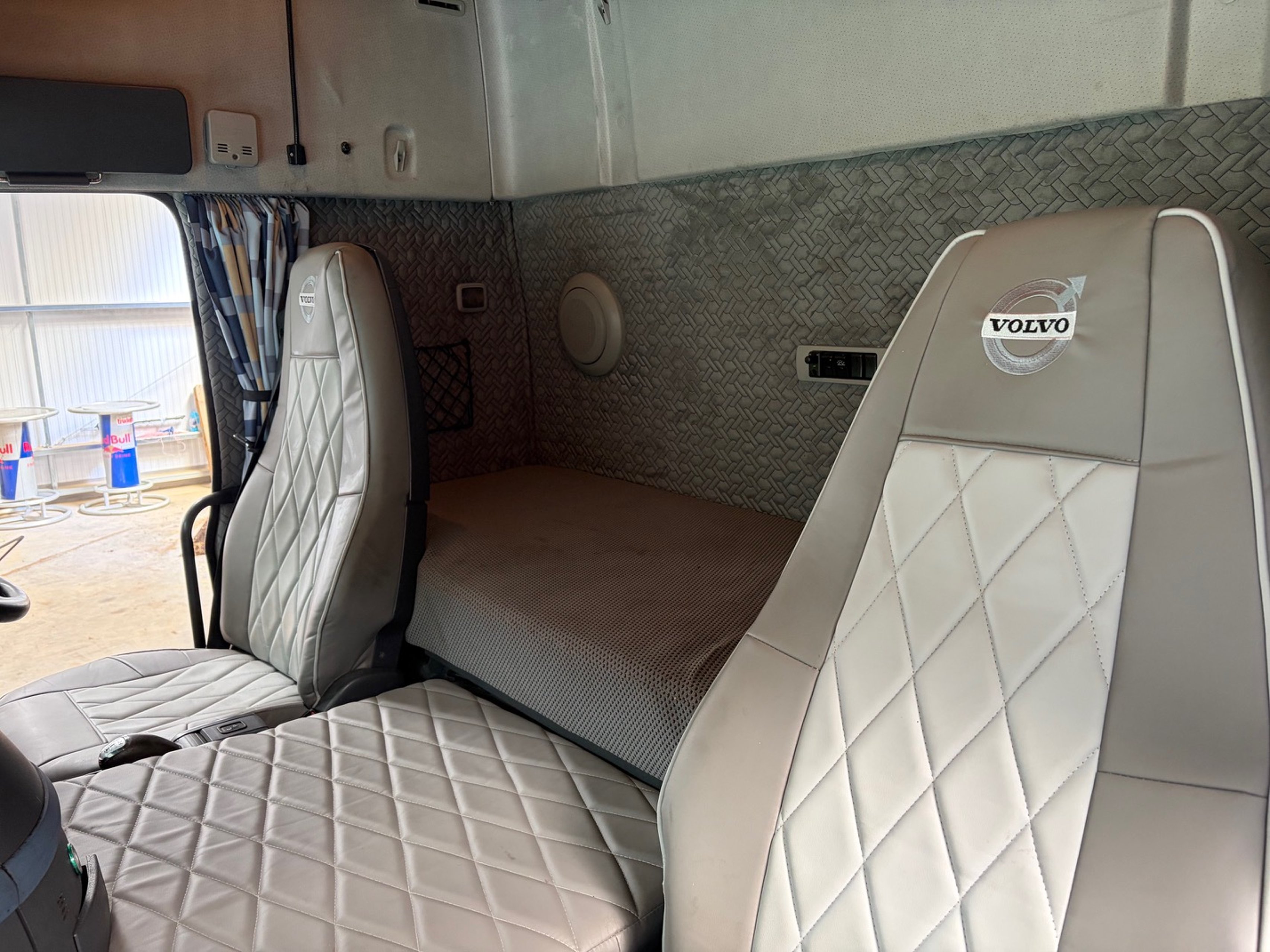 18t Volvo FM300 - Four Stalls - image 5 of 15