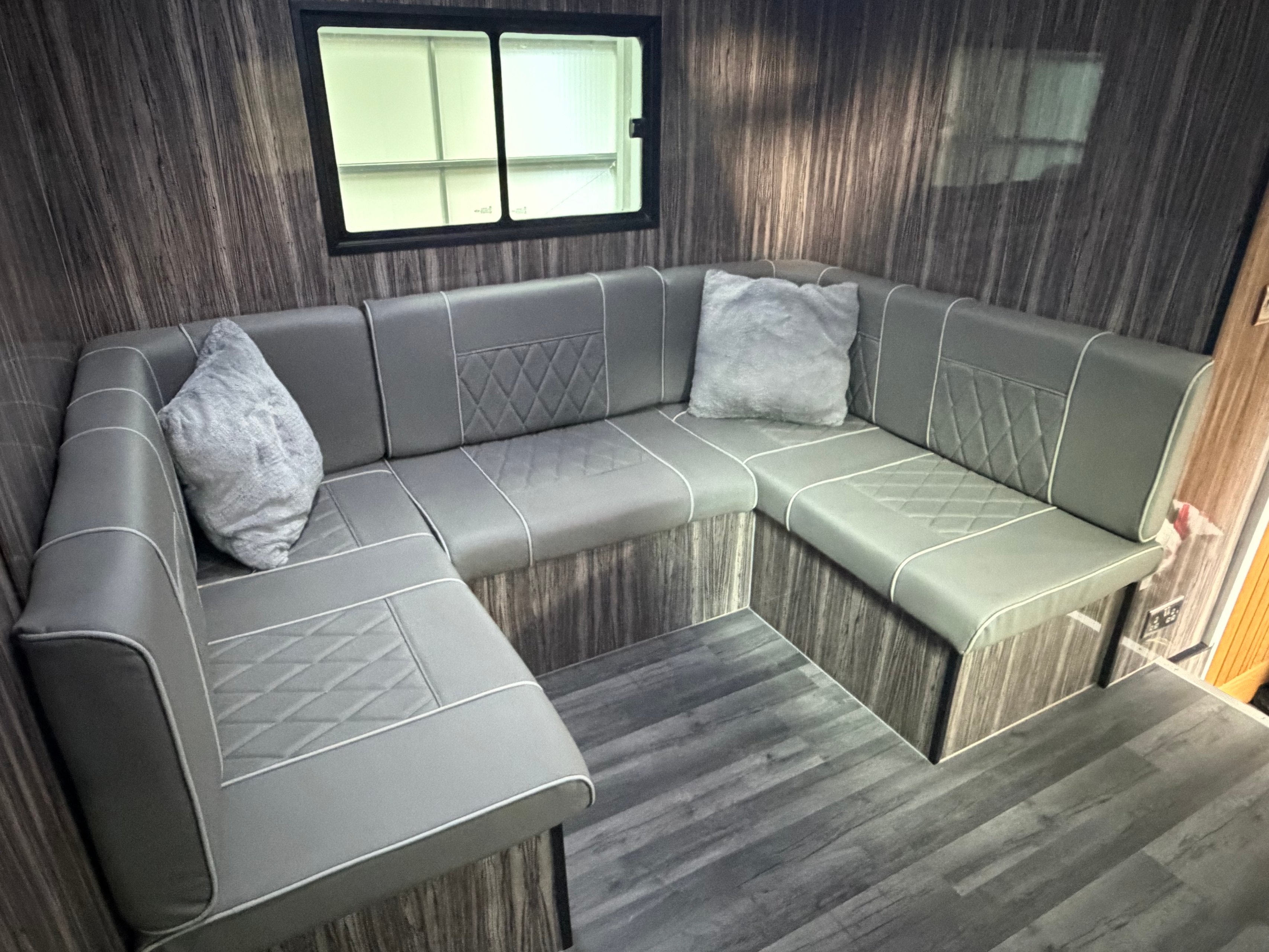 18t Volvo FM300 - Four Stalls - image 13 of 15