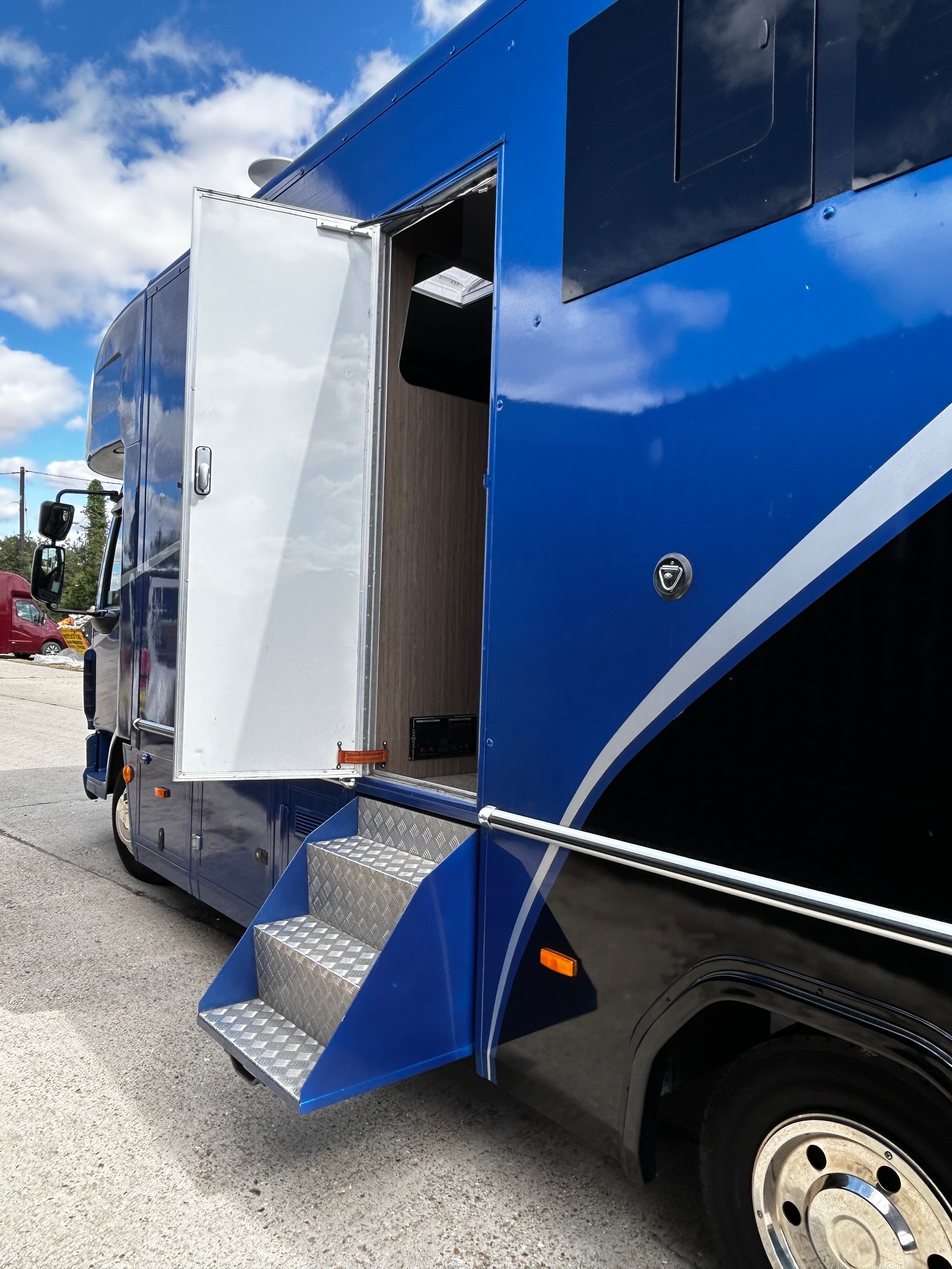 7.5t DAF LF 150 - Euro 6 Bespoke Coachbuilt Horsebox - Stalled for Three - image 13 of 18