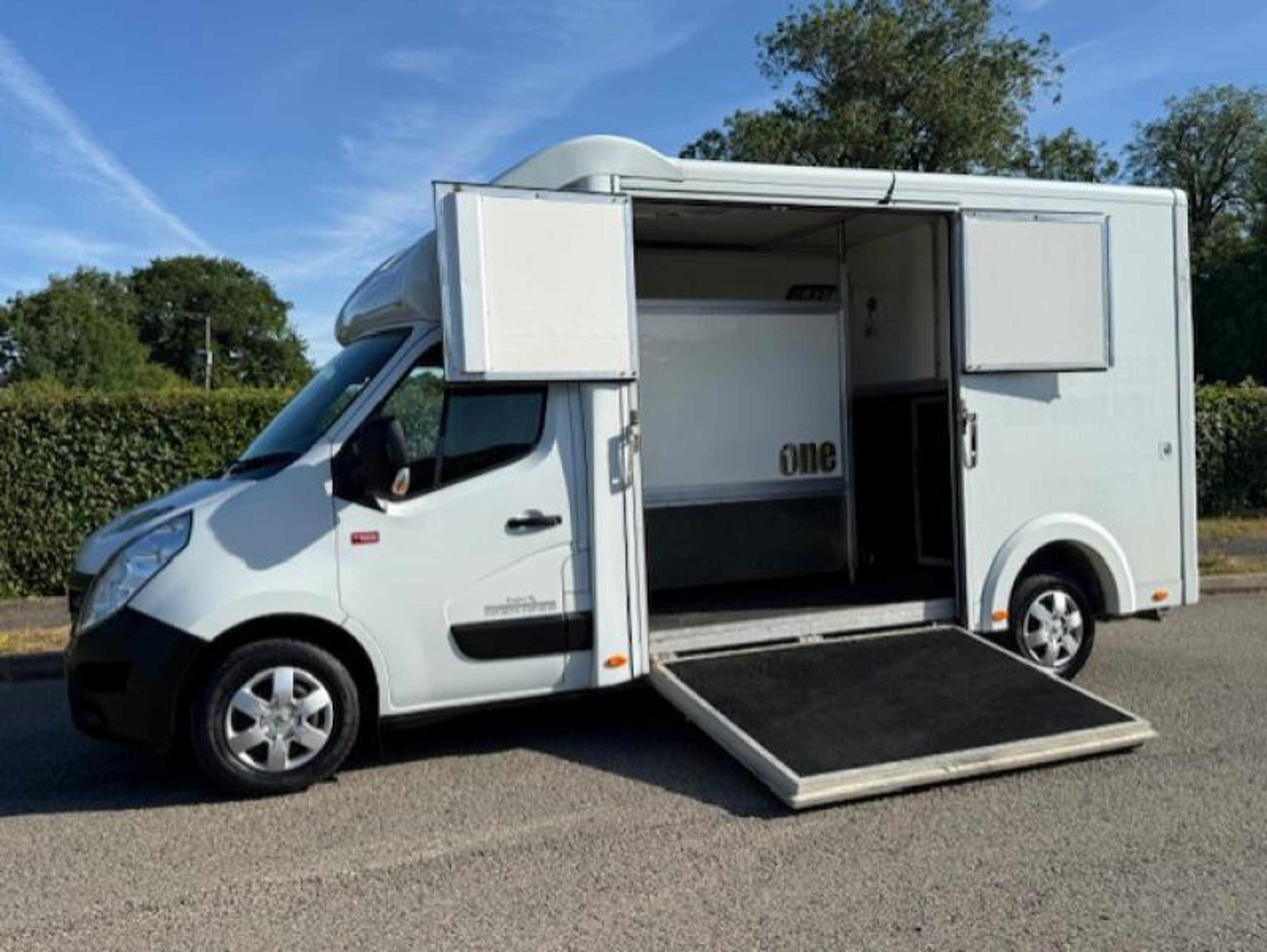 3.5T Bloomfields One - Renault Master - image 9 of 10