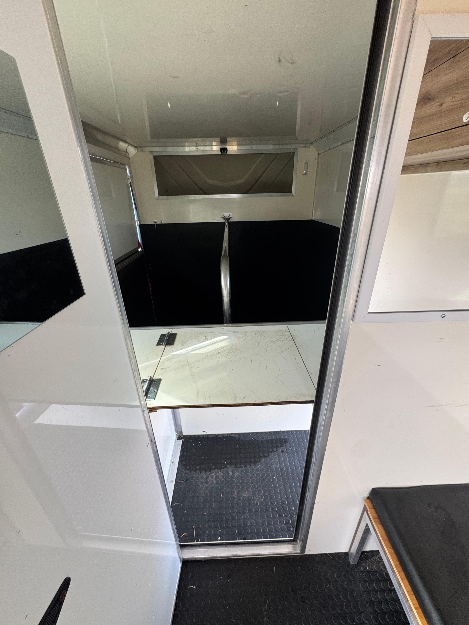 GDR Coachbuilt 4.5T Horsebox - image 7 of 13