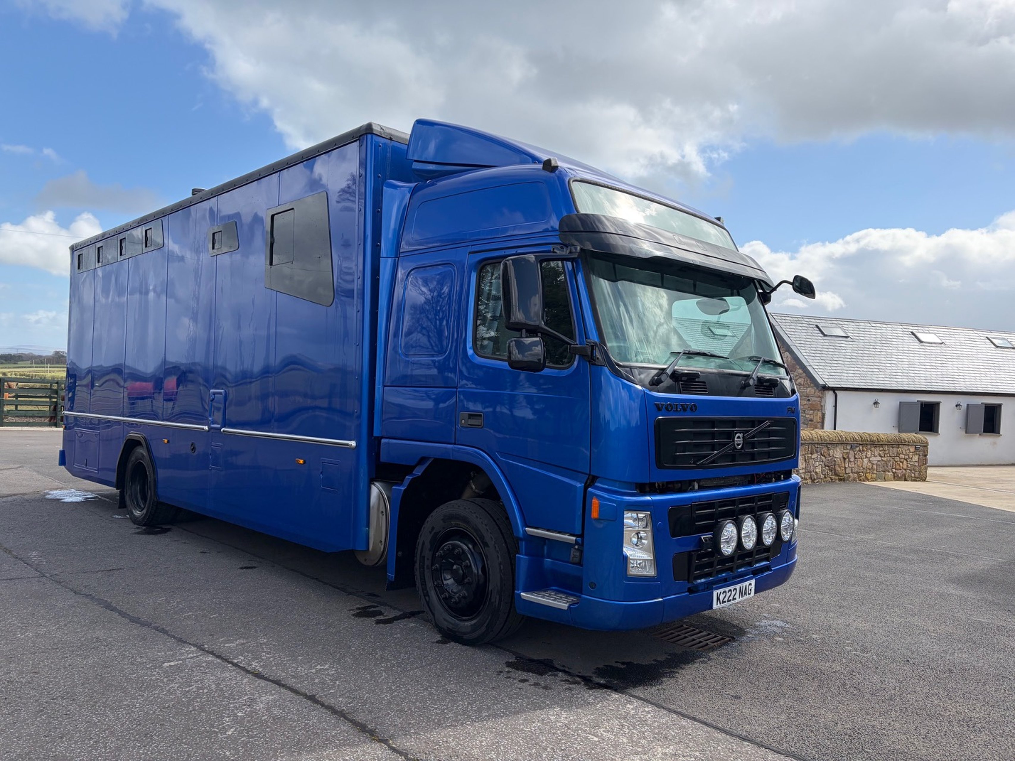 18t Volvo FM300 - Four Stalls - image 2 of 15