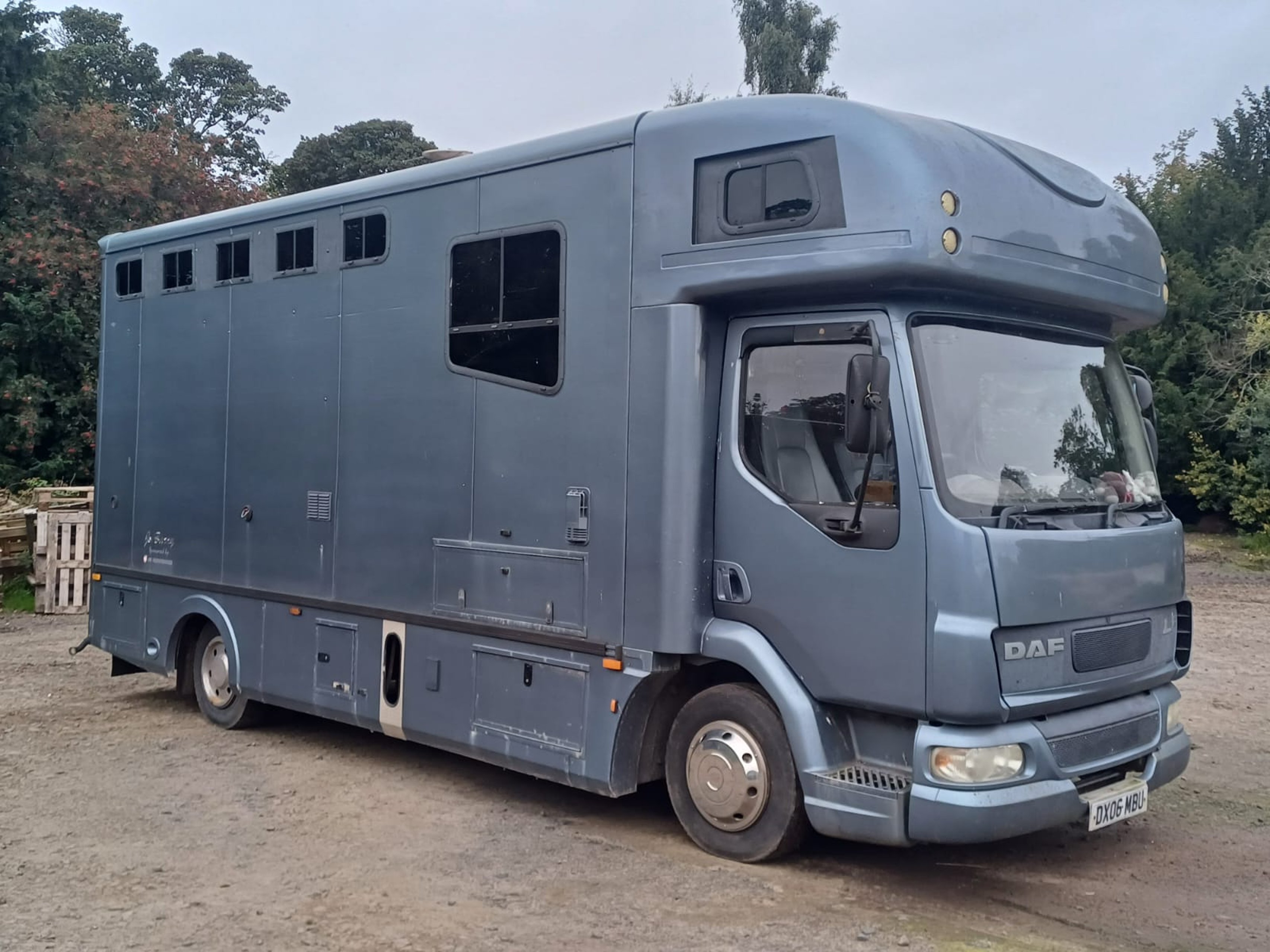 7.5T JM Coachbuilt Horsebox - image 1 of 7