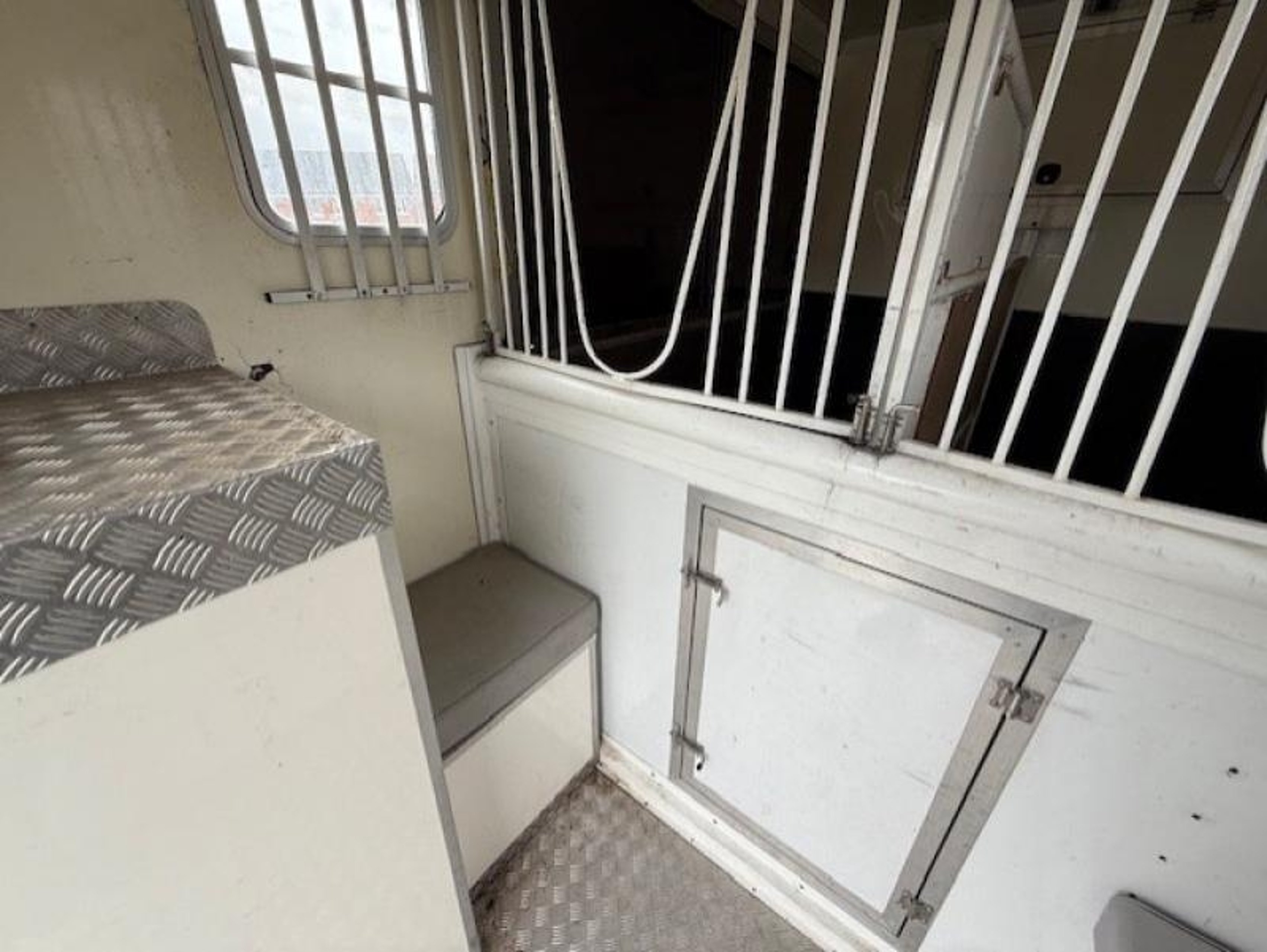 3.9T Renault Master by Stratton Horseboxes - image 7 of 8