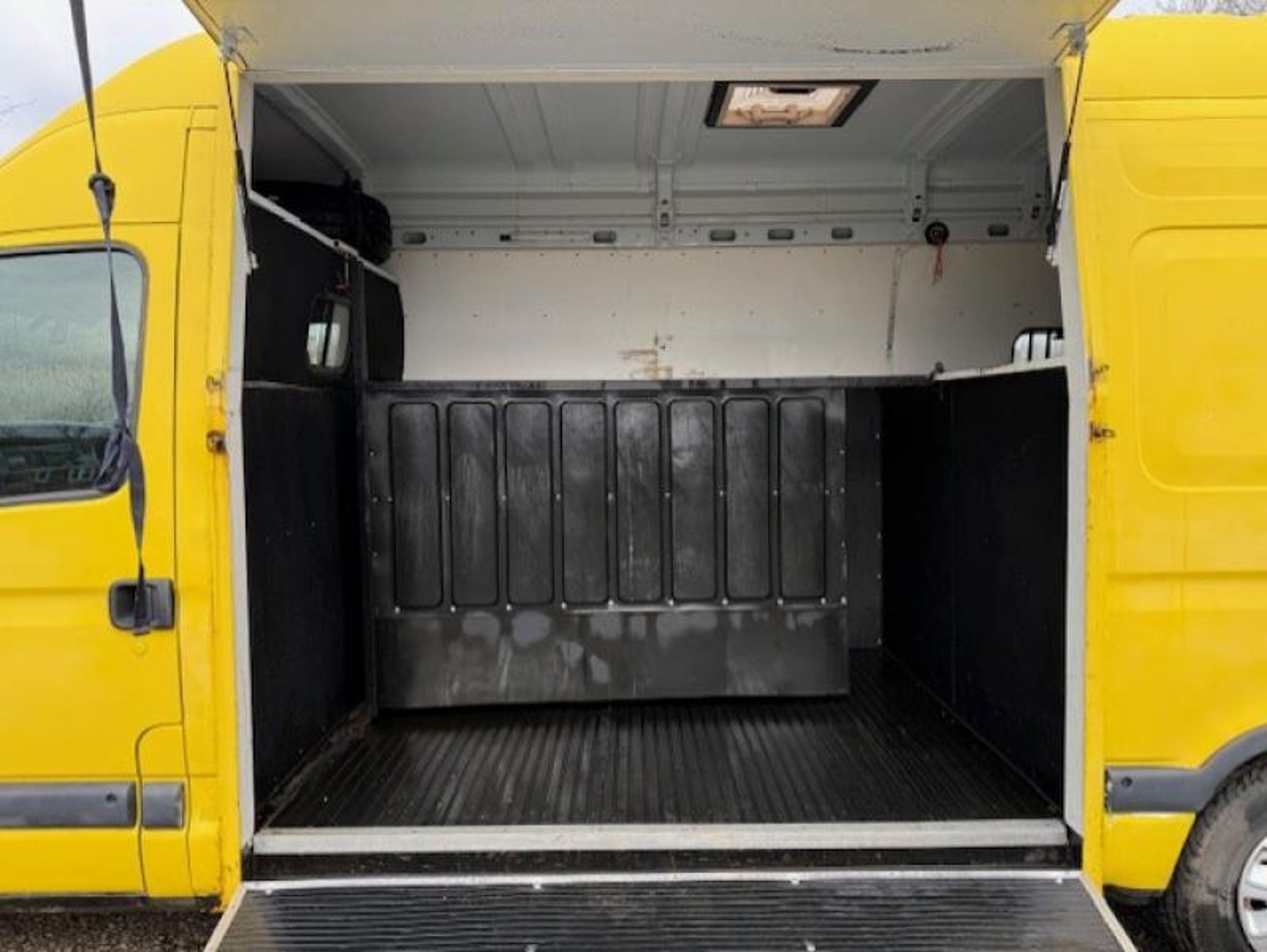 3.5t Renault Master by Can-Van - image 11 of 17