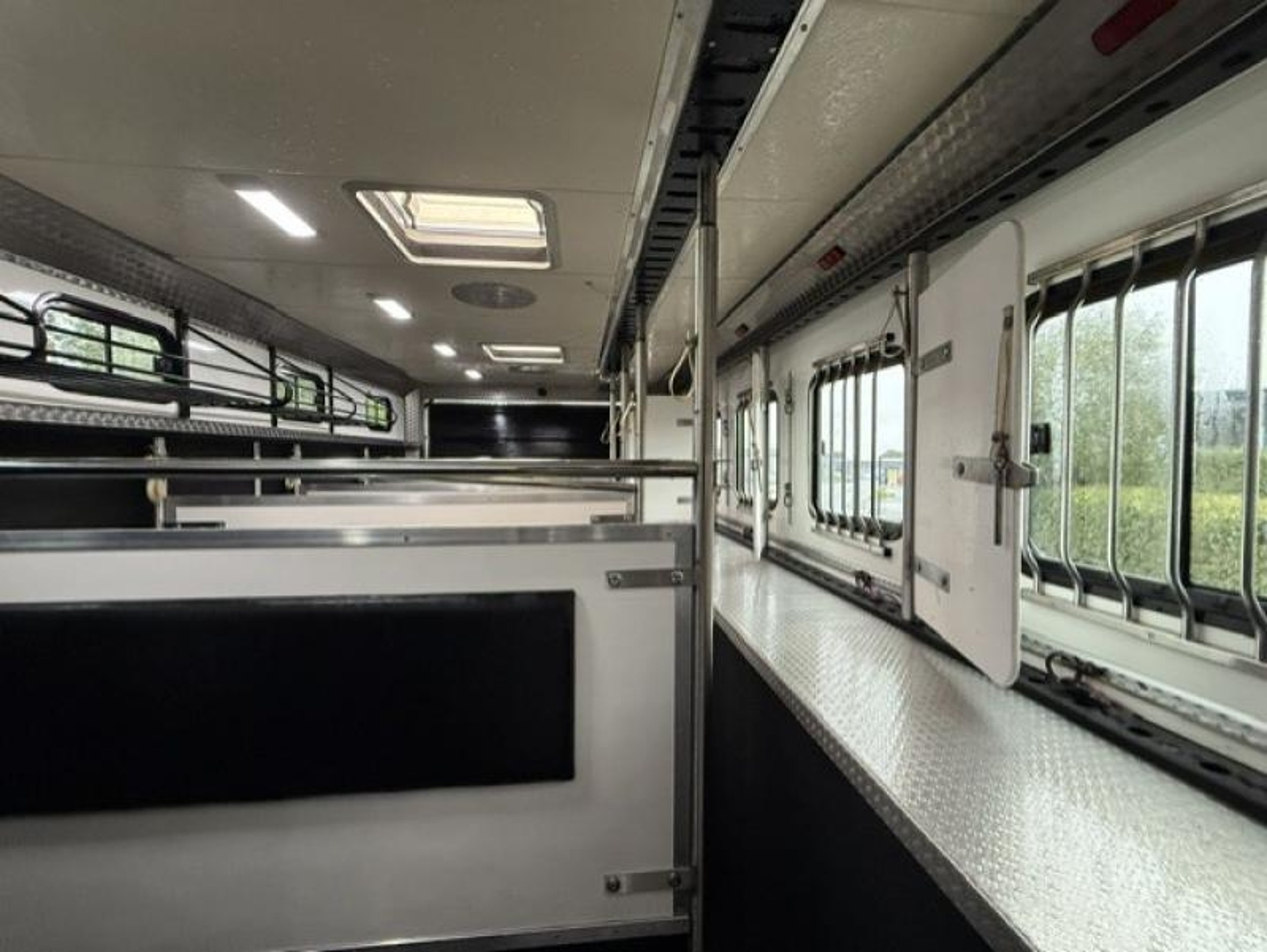 12t DAF Lf 220 by JM Horseboxes - image 12 of 17