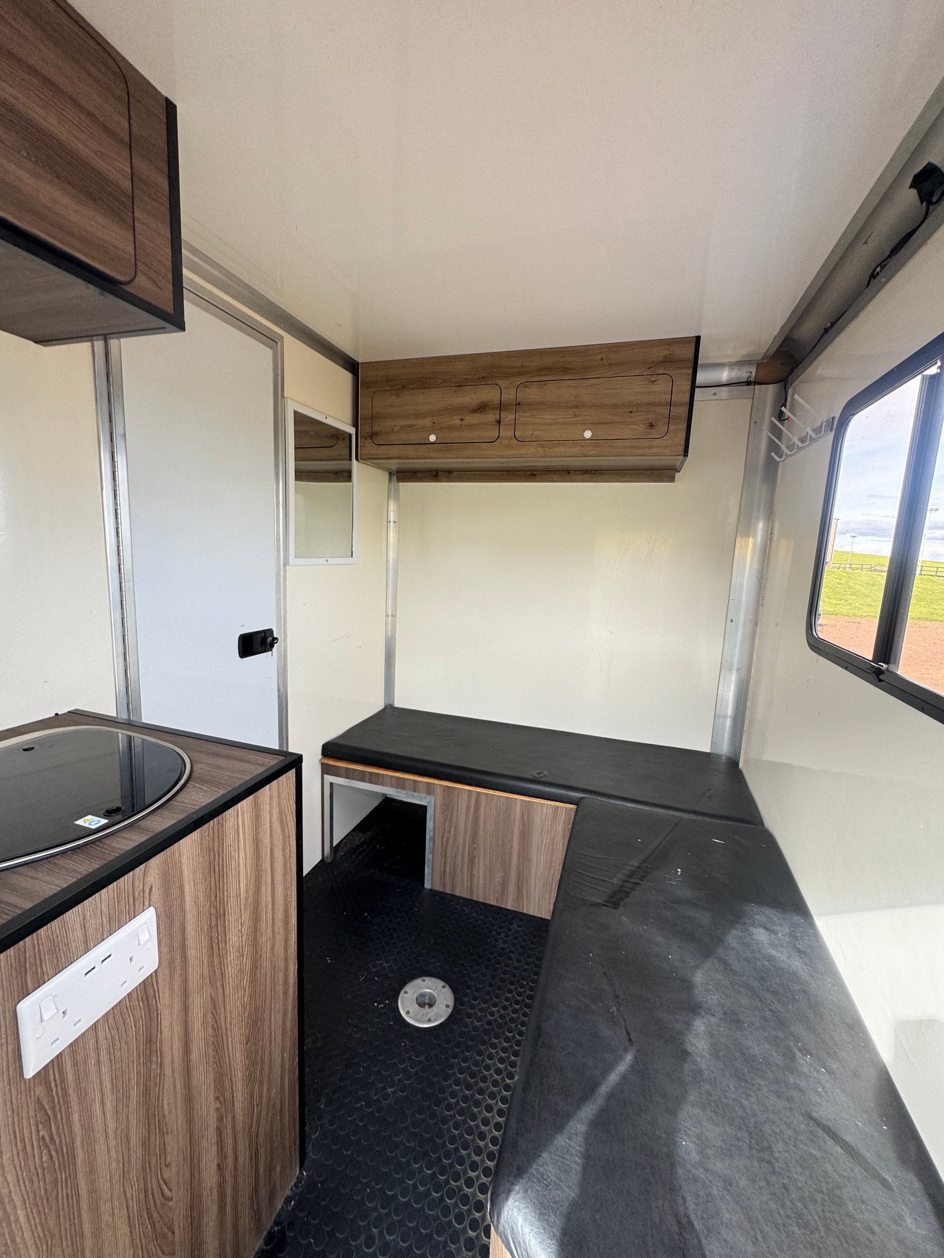 GDR Coachbuilt 4.5T Horsebox - image 10 of 13