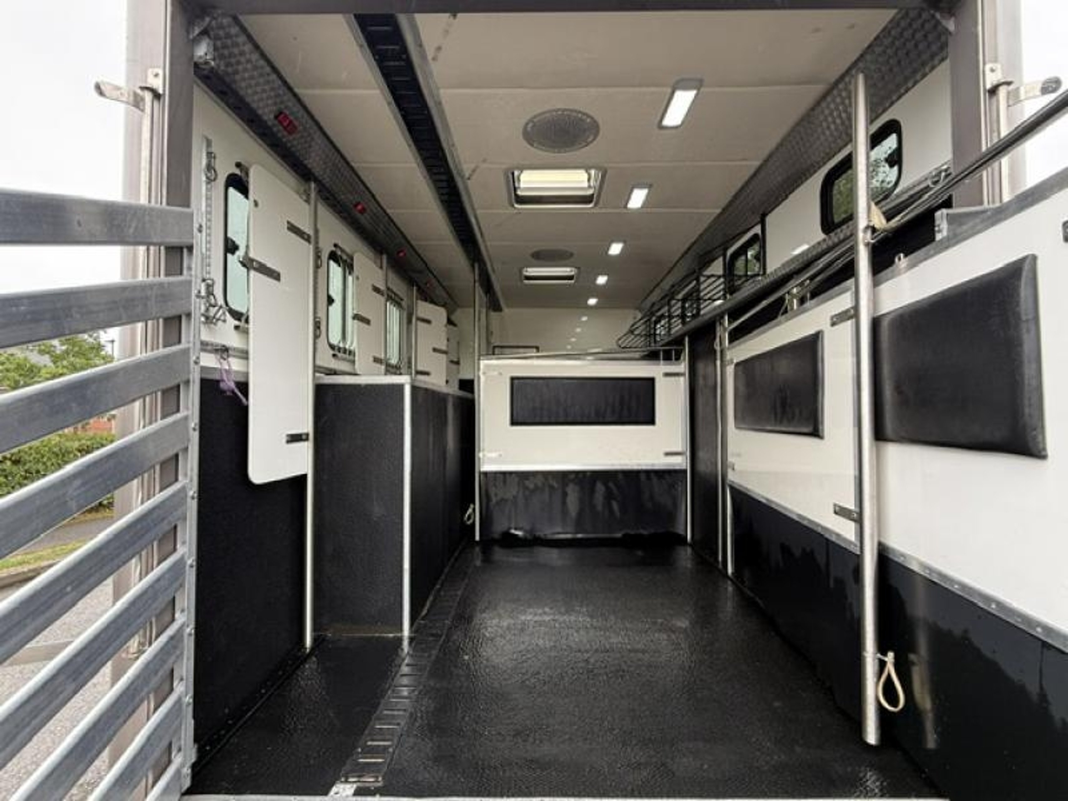 12t DAF Lf 220 by JM Horseboxes - image 15 of 17