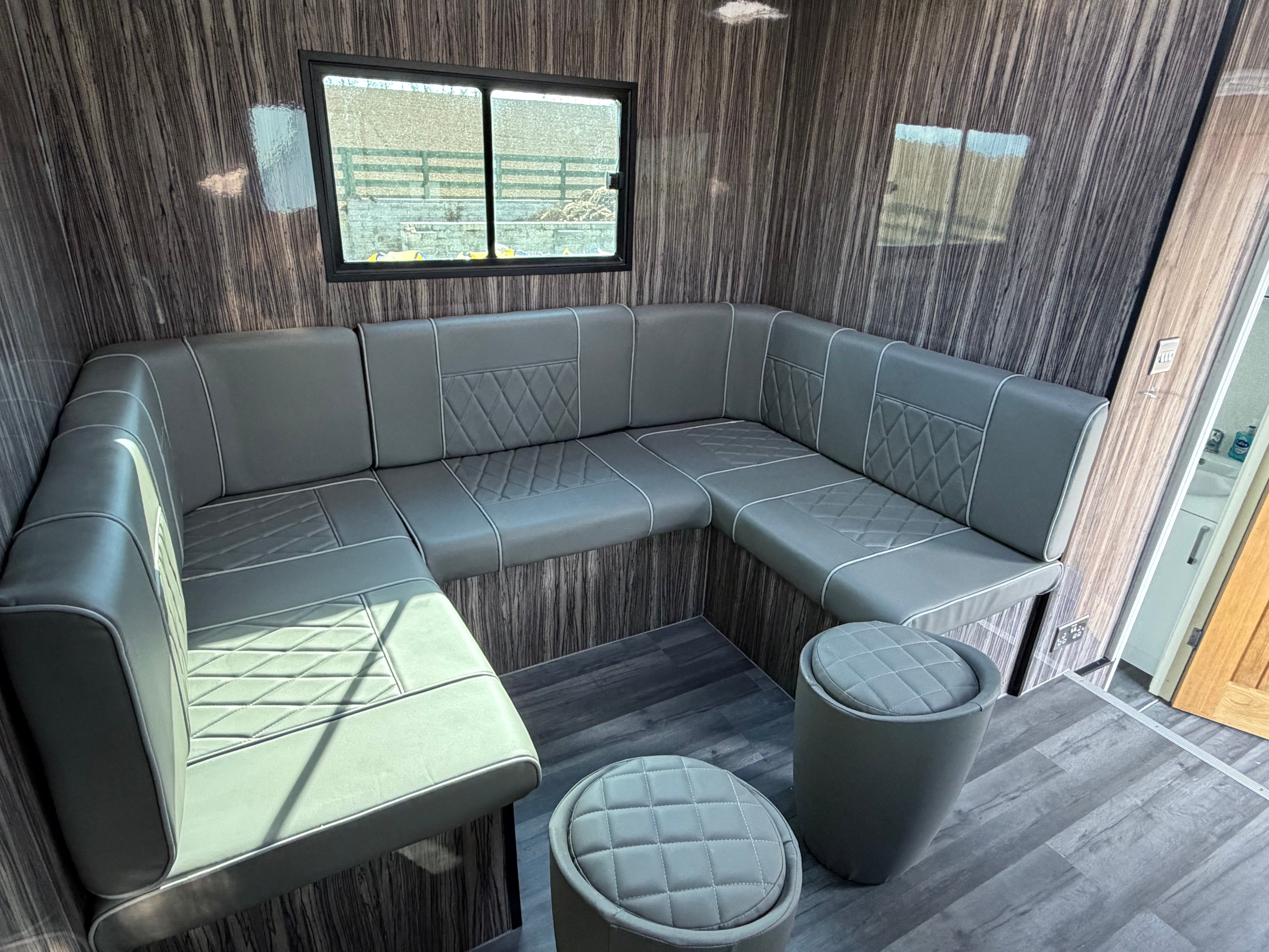18t Volvo FM300 - Four Stalls - image 10 of 15