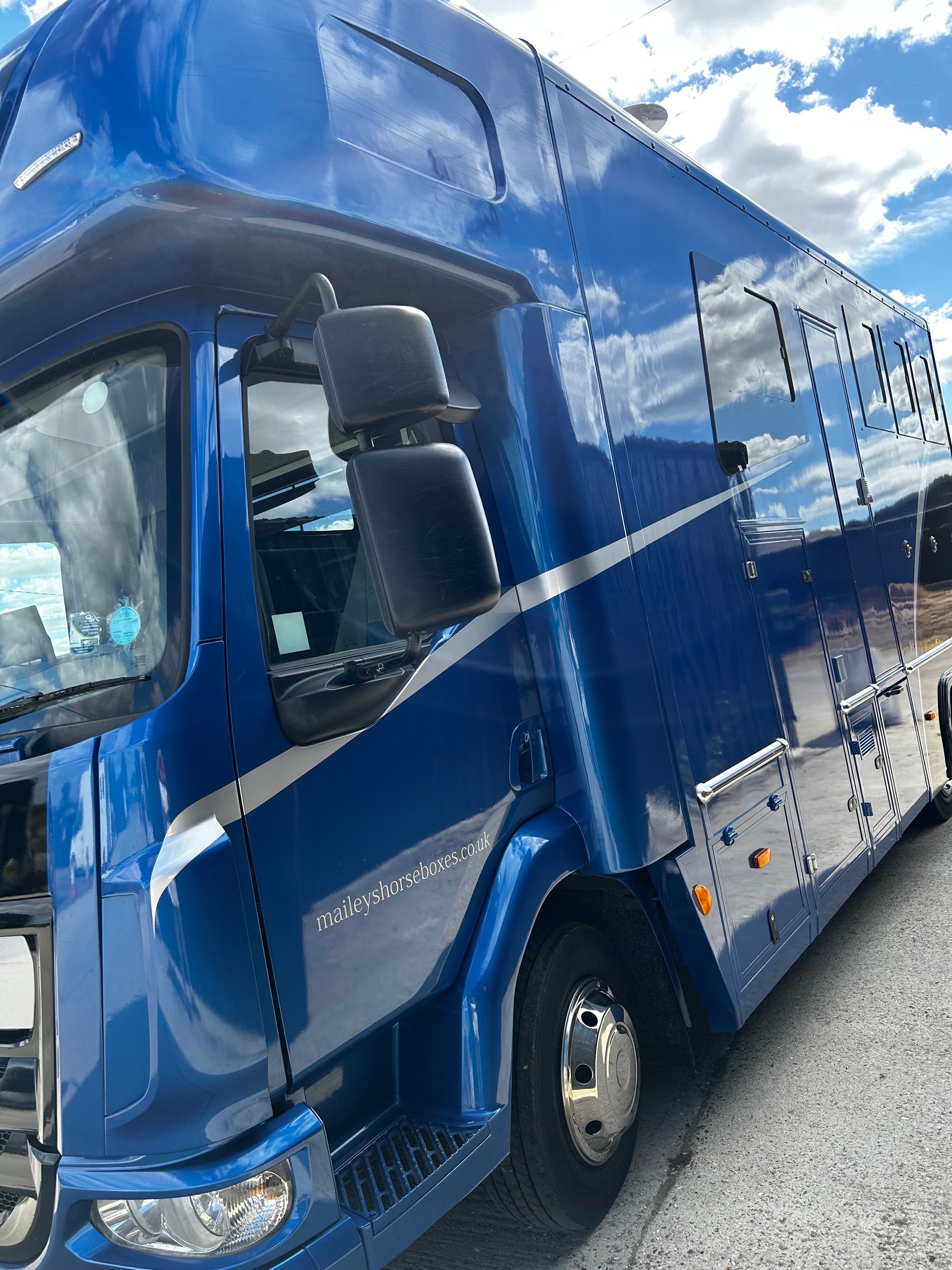 7.5t DAF LF 150 - Euro 6 Bespoke Coachbuilt Horsebox - Stalled for Three - image 11 of 18