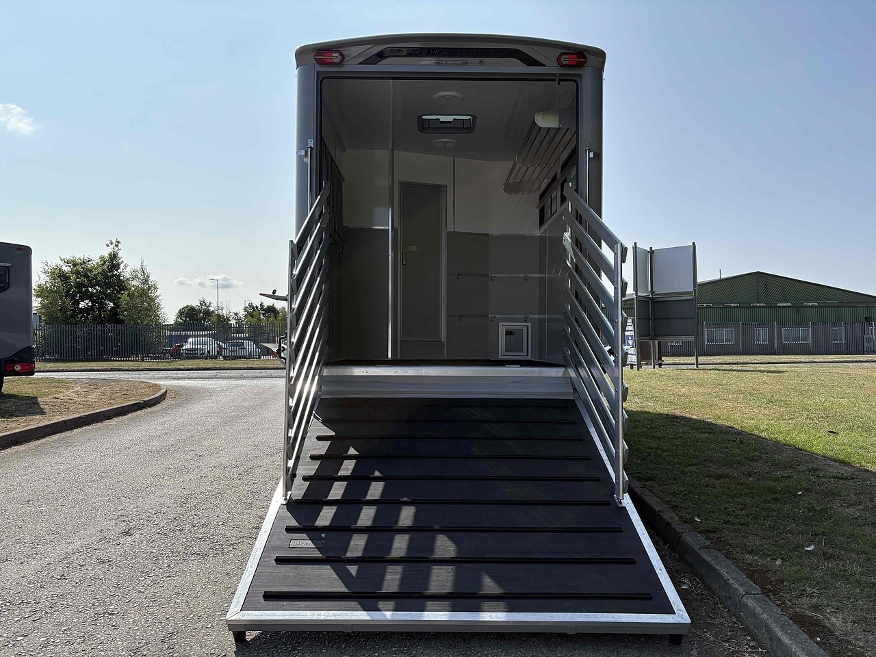 7.5t DAF LF by PRB Horseboxes - image 7 of 18