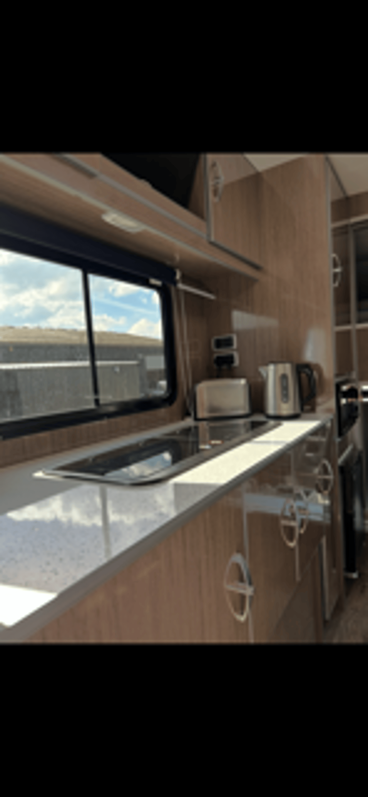 7.5t DAF LF 150 - Euro 6 Bespoke Coachbuilt Horsebox - Stalled for Three - image 7 of 18