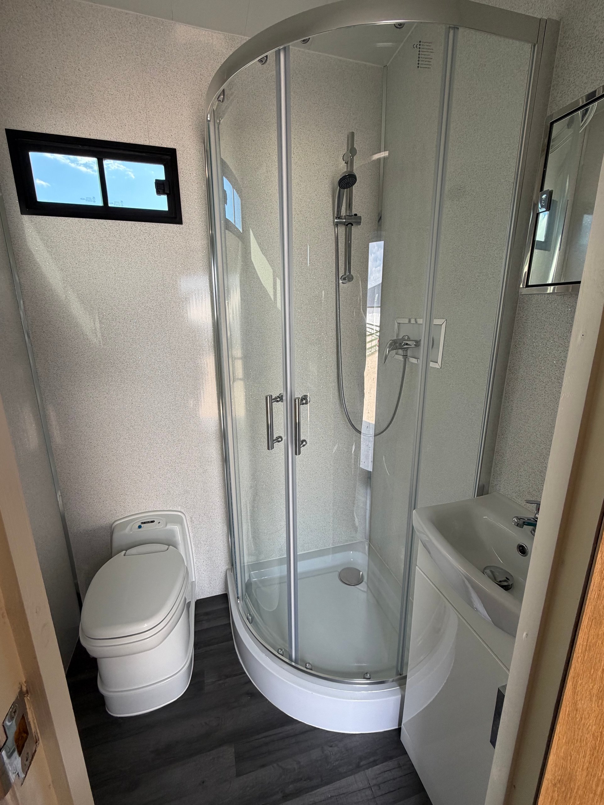 18t Volvo FM300 - Four Stalls - image 11 of 15