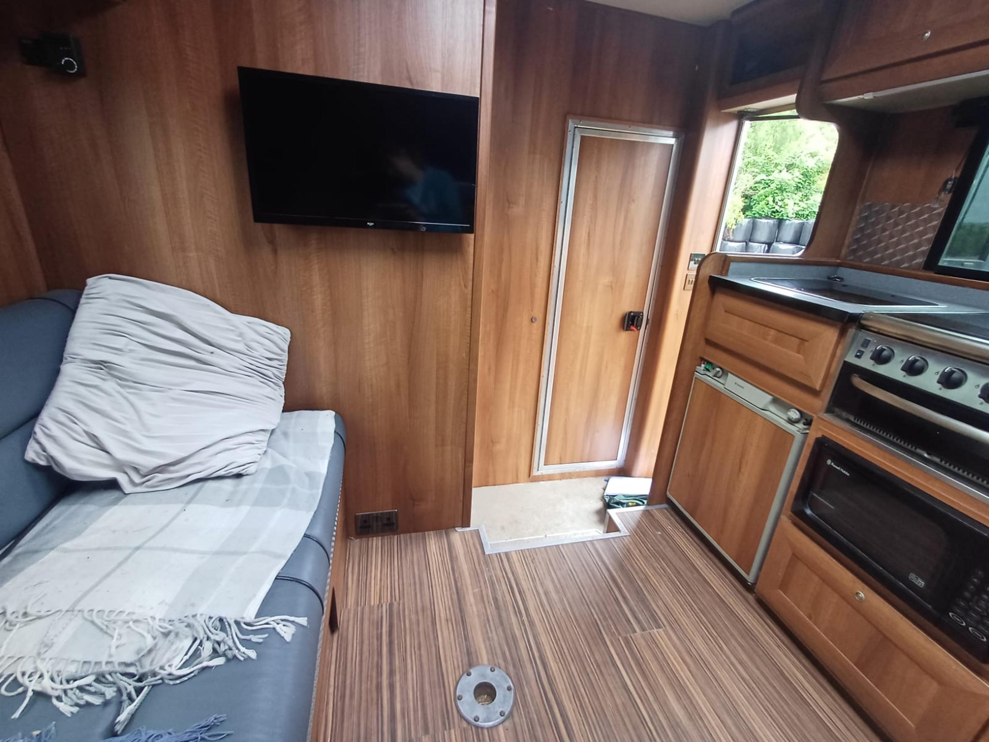 7.5T JM Coachbuilt Horsebox - image 6 of 7
