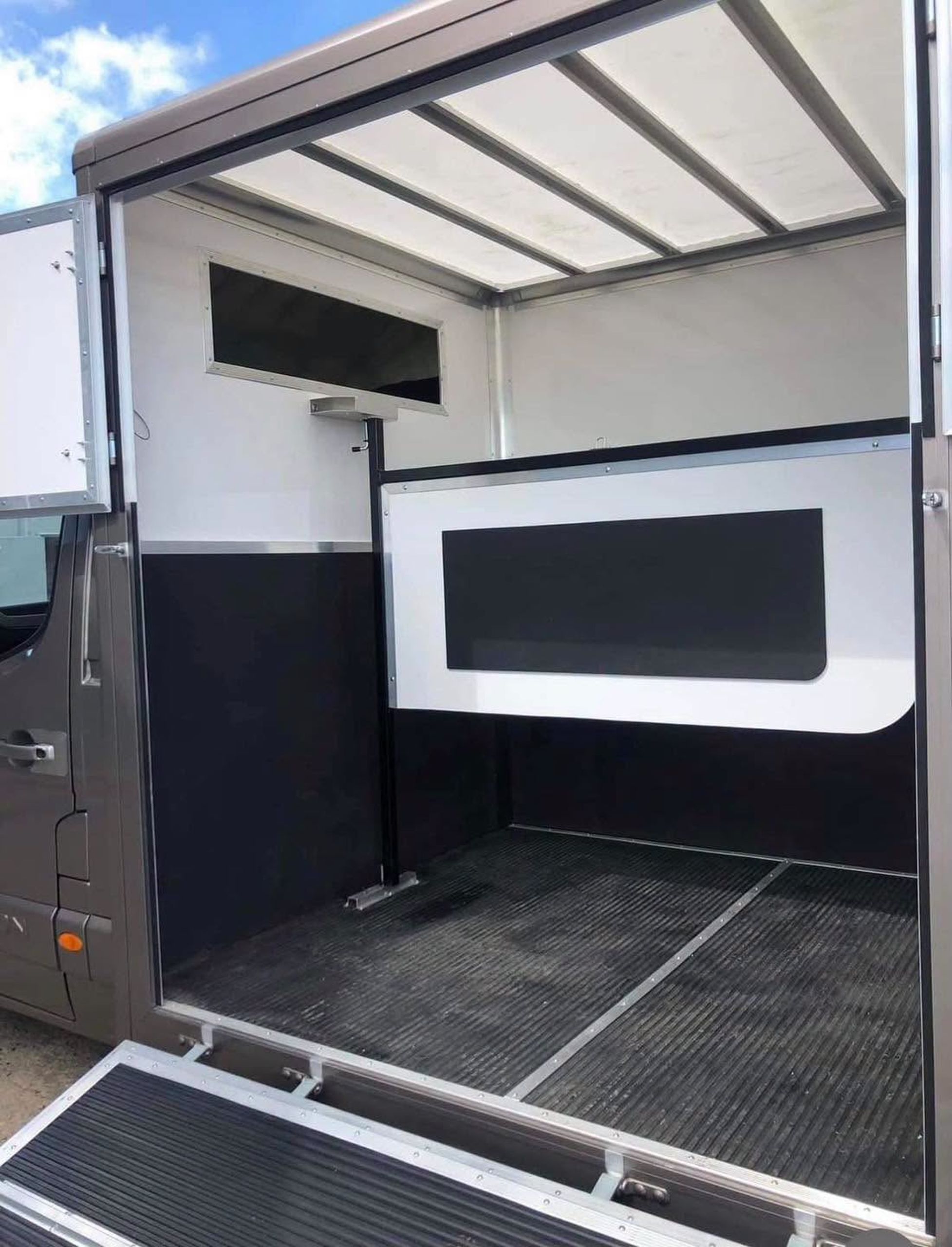 Smart 3.5t Renault Master (2016) - Grey - image 3 of 8