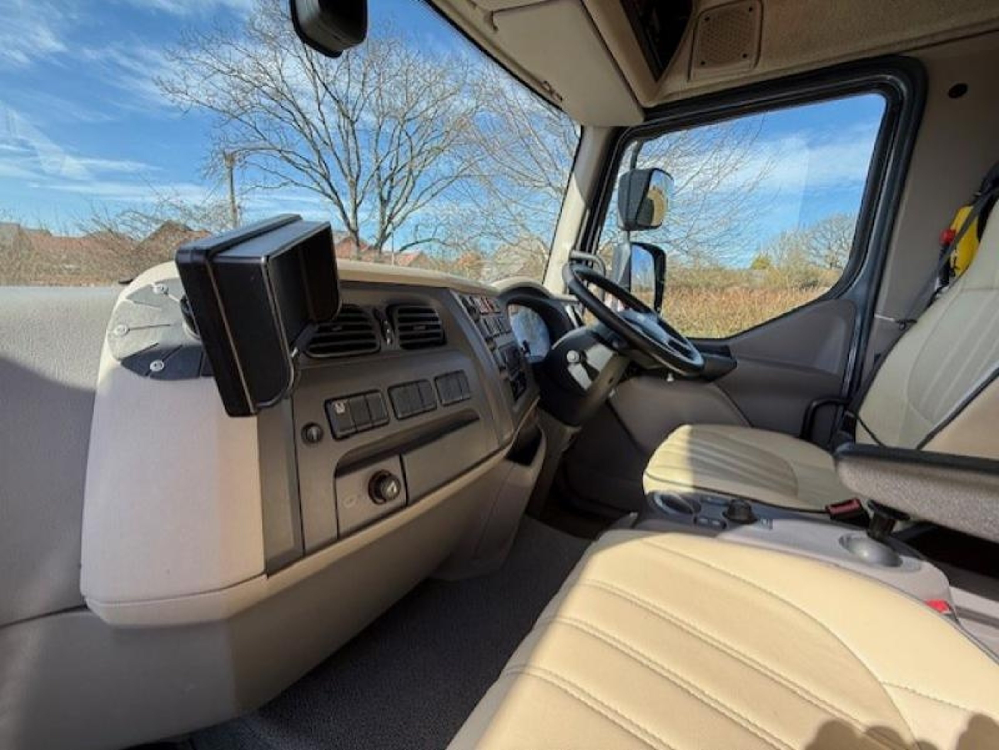 15t DAF LF 230 by PRB Horseboxes - image 3 of 18
