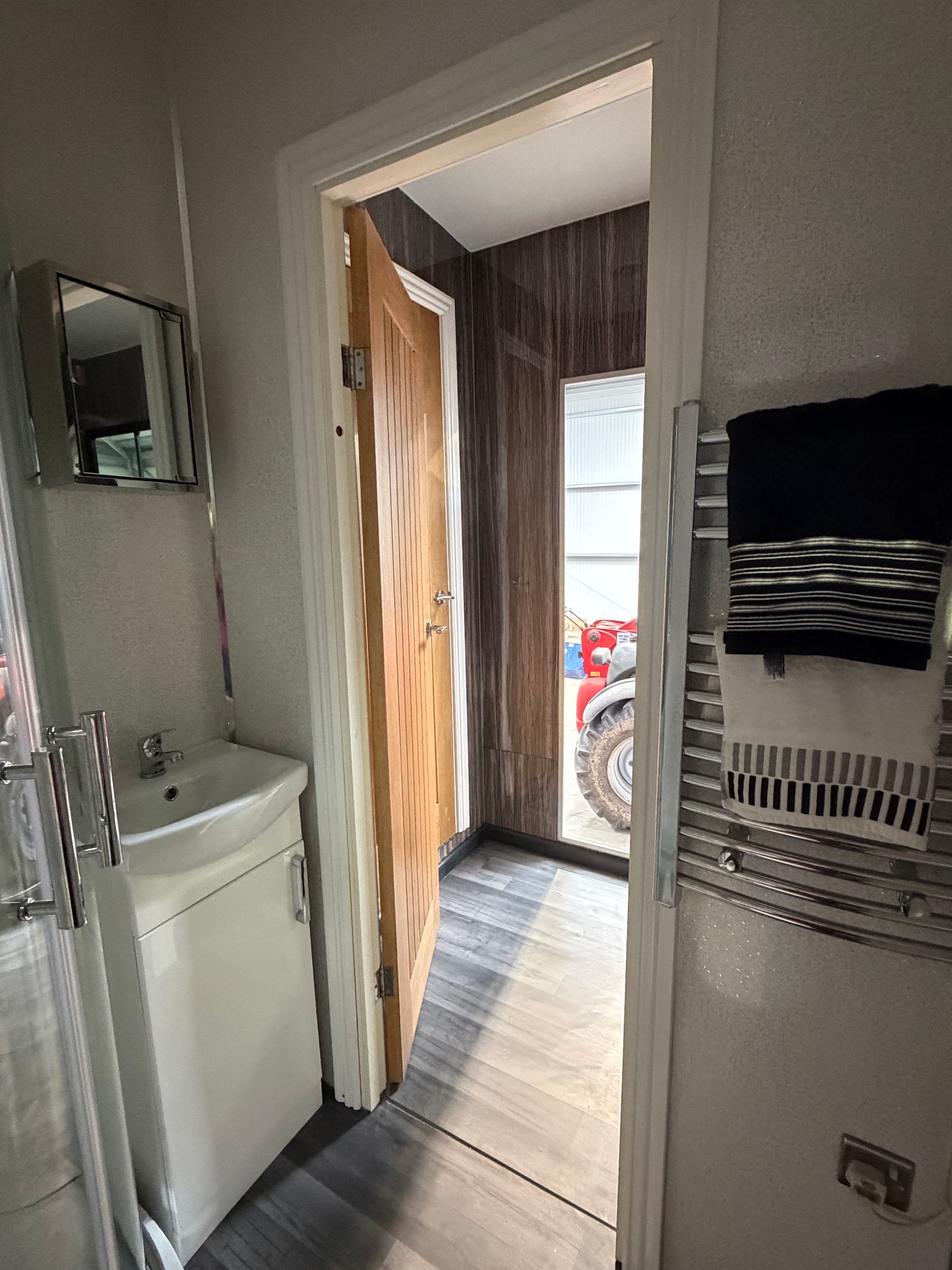 18t Volvo FM300 - Four Stalls - image 12 of 15