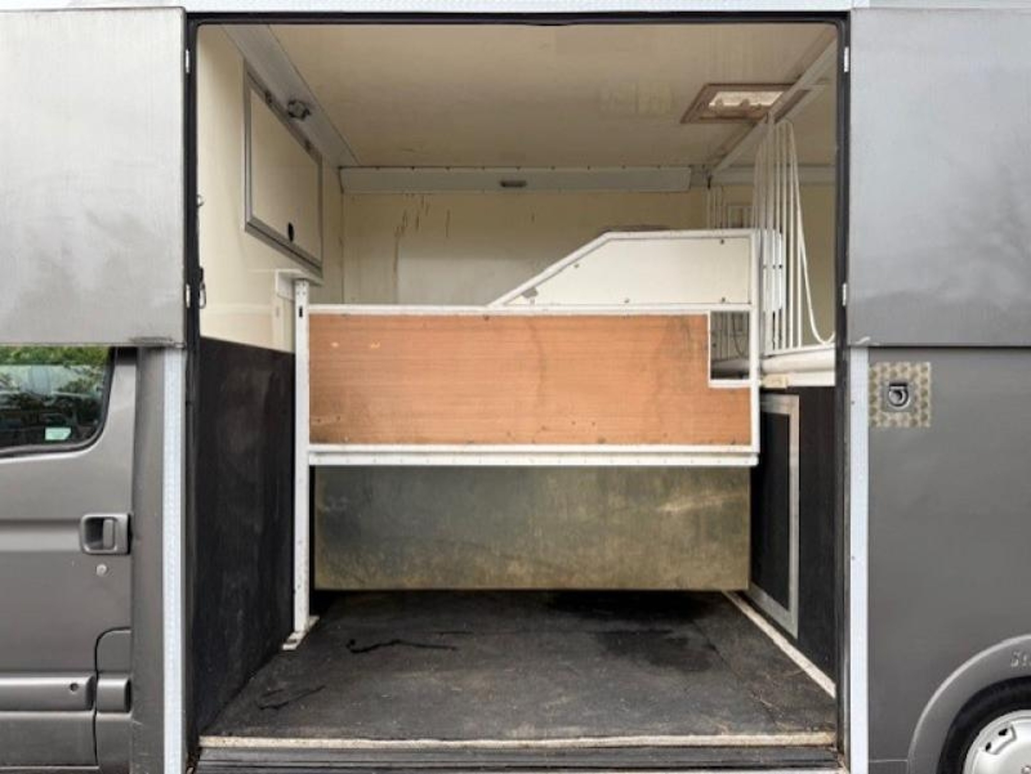 3.9T Renault Master by Stratton Horseboxes - image 5 of 8