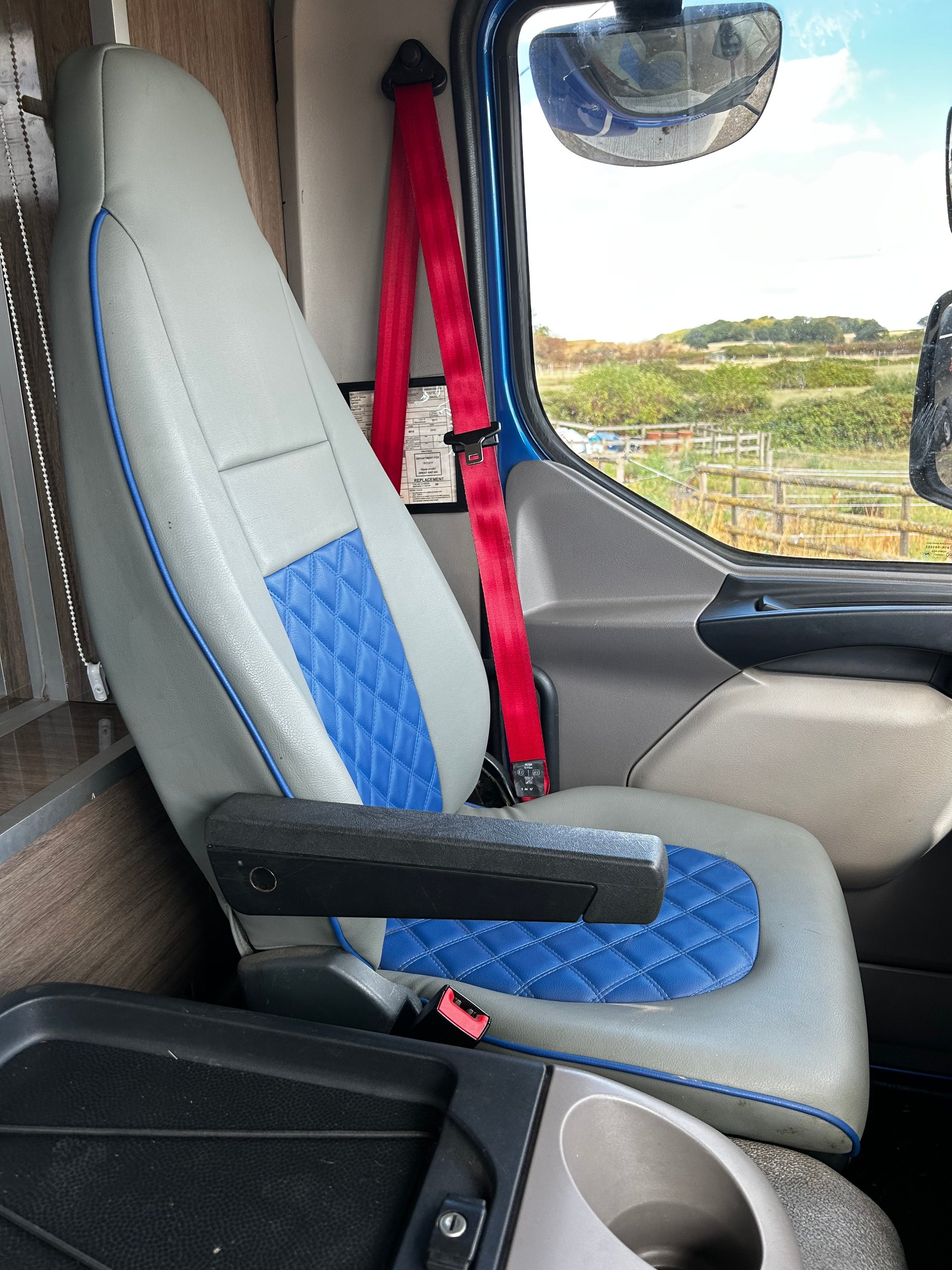 7.5t DAF LF 150 - Euro 6 Bespoke Coachbuilt Horsebox - Stalled for Three - image 16 of 18