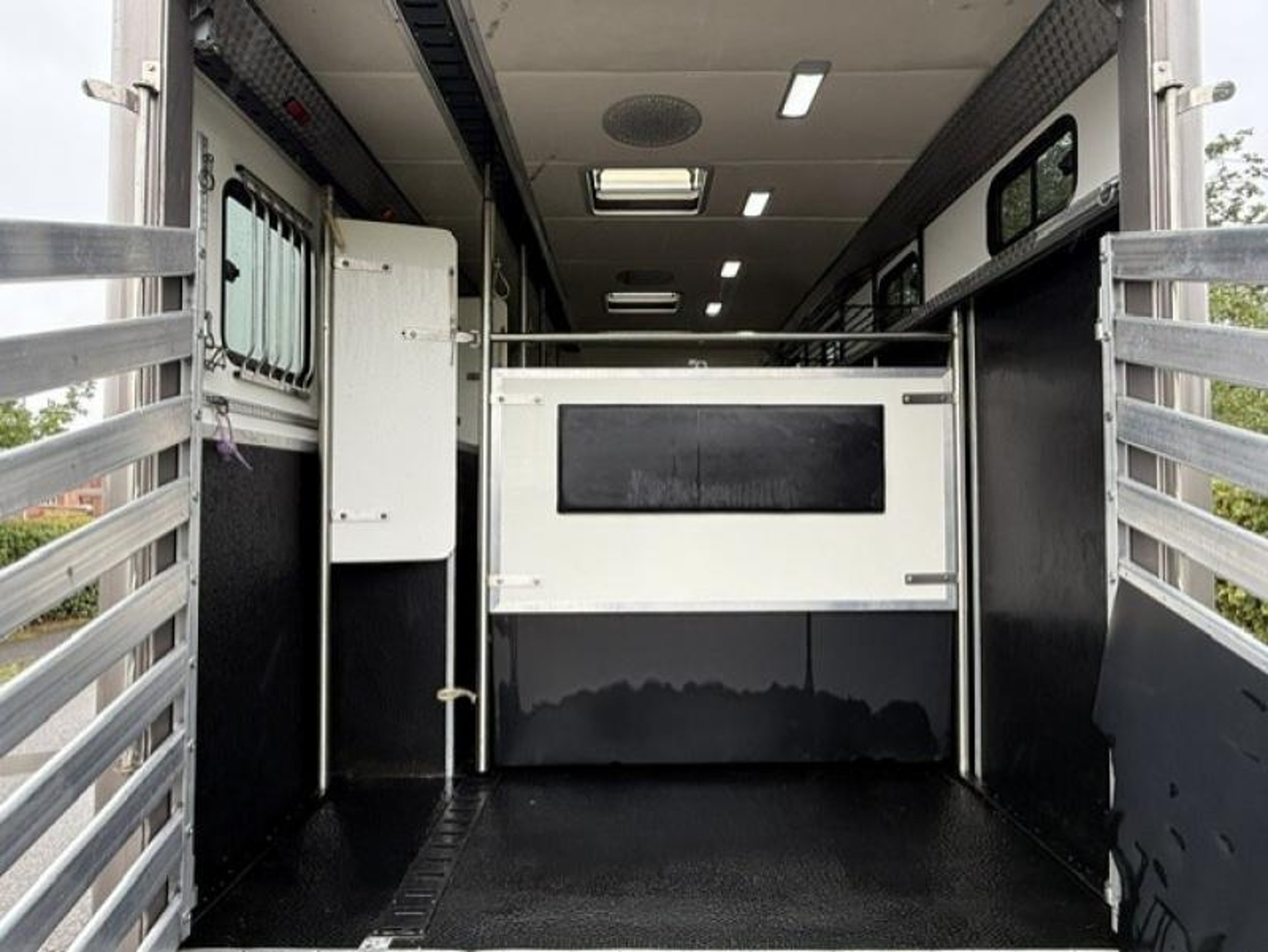 12t DAF Lf 220 by JM Horseboxes - image 14 of 17