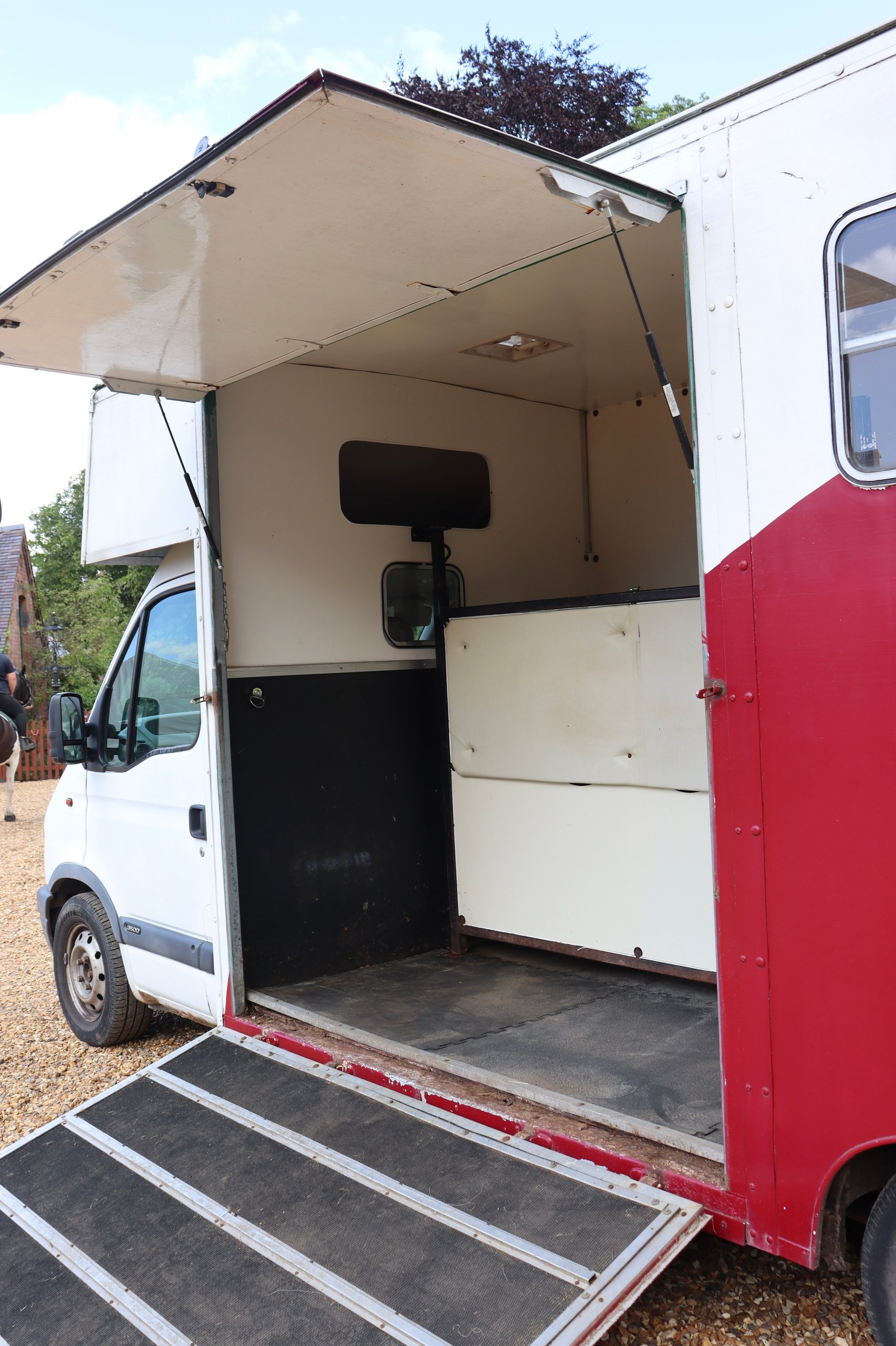 Vauxhall Movano 2.2l Coachbuilt 3.5T Long Stall - image 1 of 12