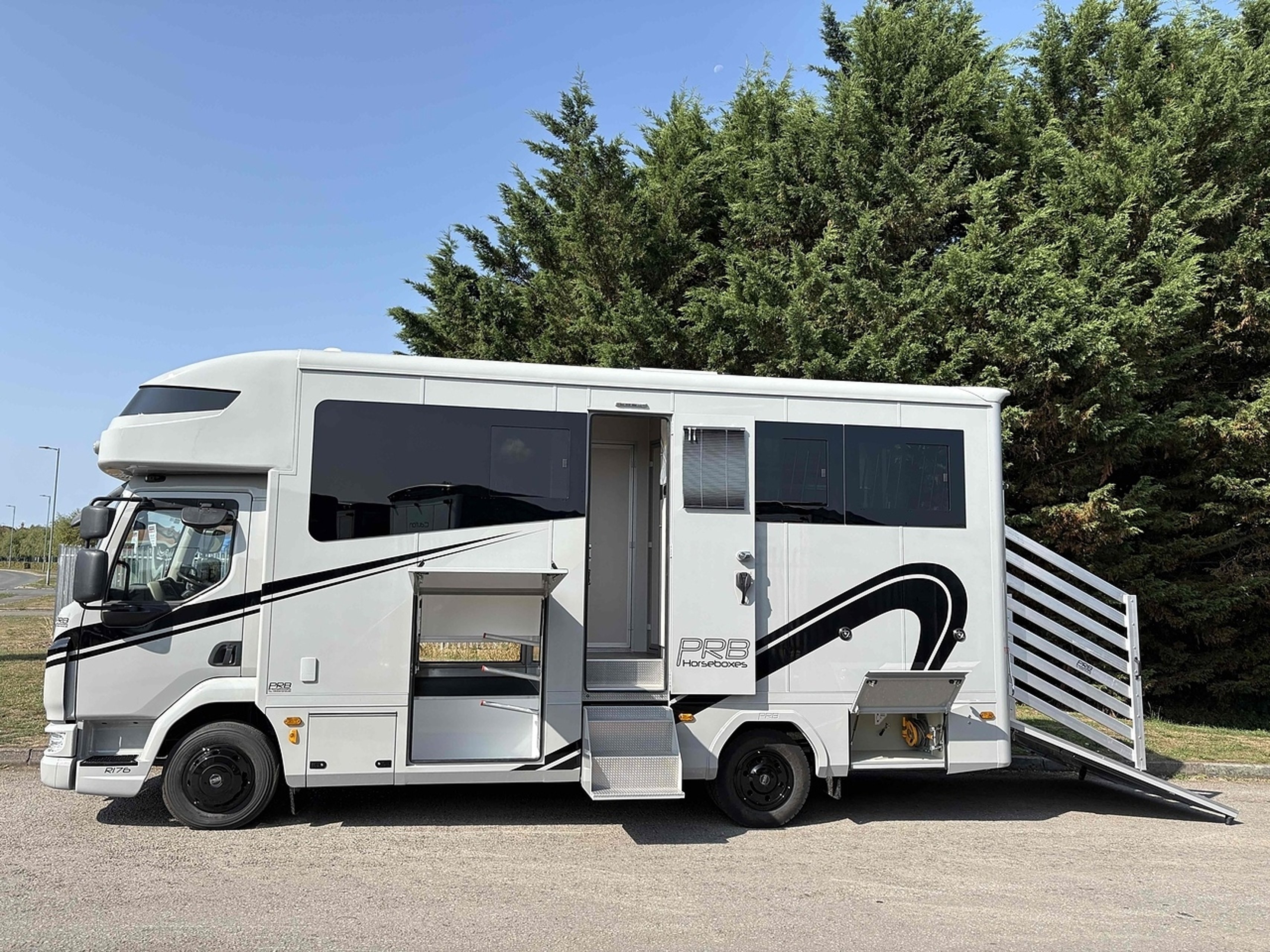 7.5t DAF LF by PRB Horseboxes - image 1 of 18